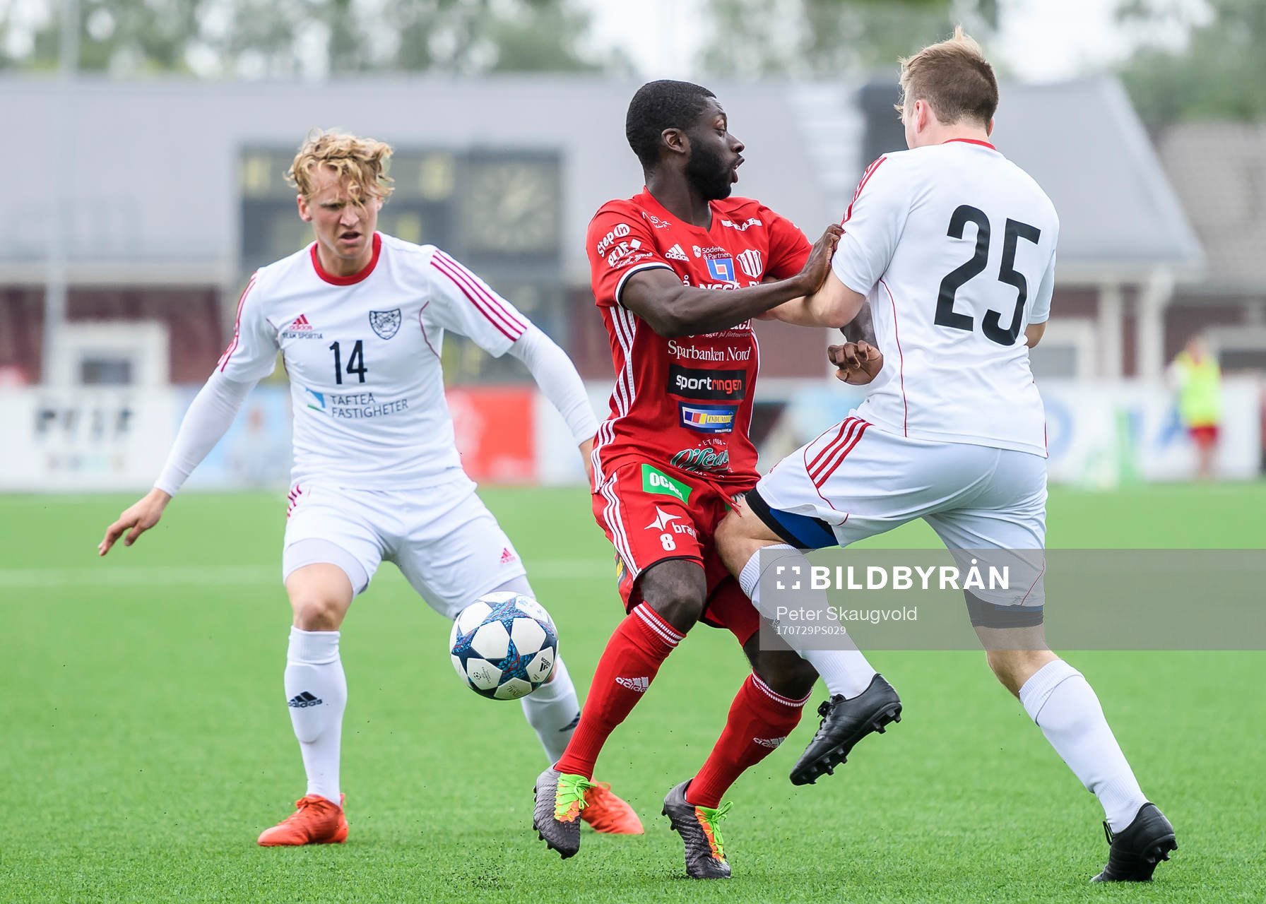 Piteås Samuel Naiwo blir stoppad av Täfteås Teddy Edlund
