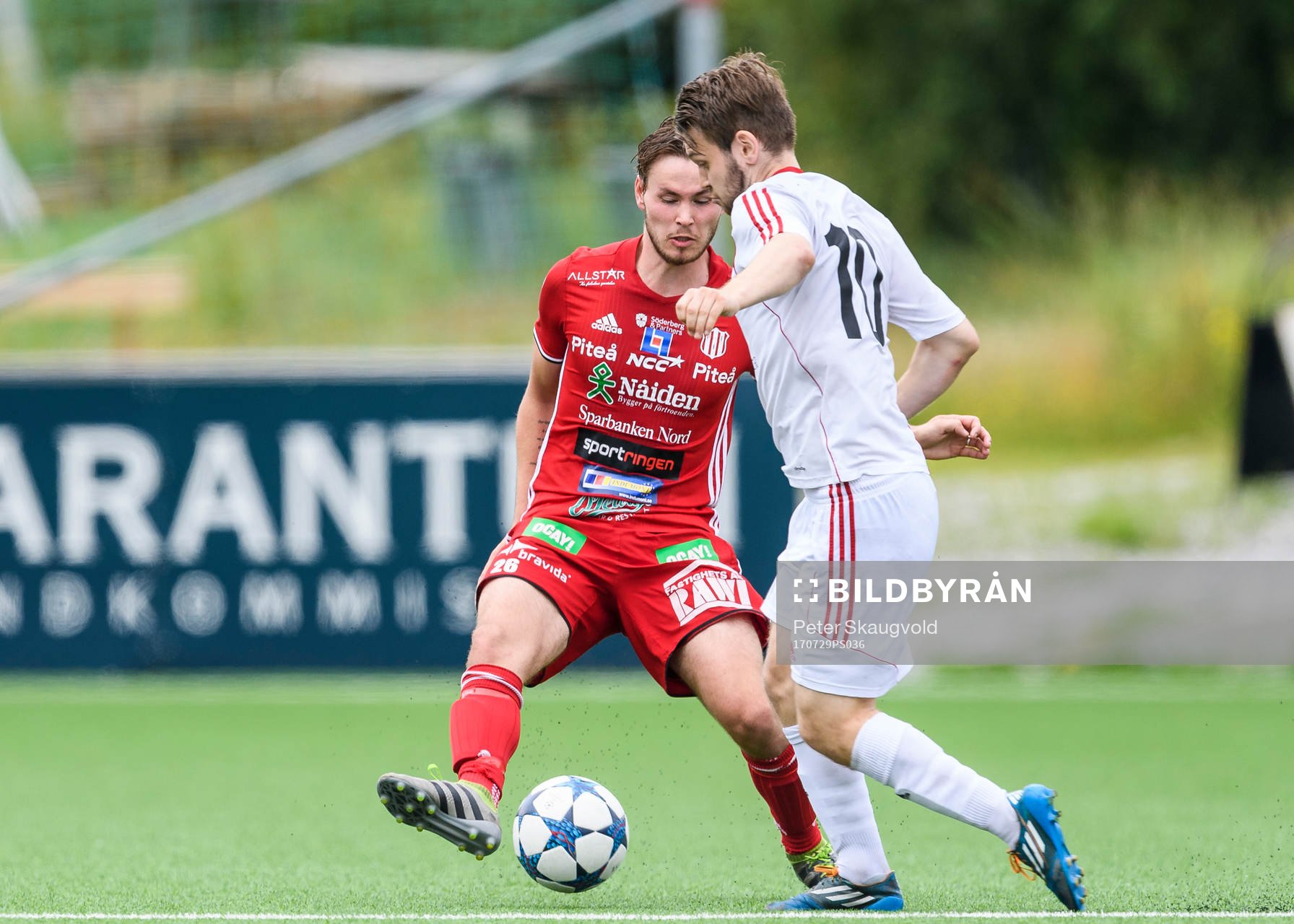 Piteås Anton Rosengren försöker stoppa Täfteås Emanuel