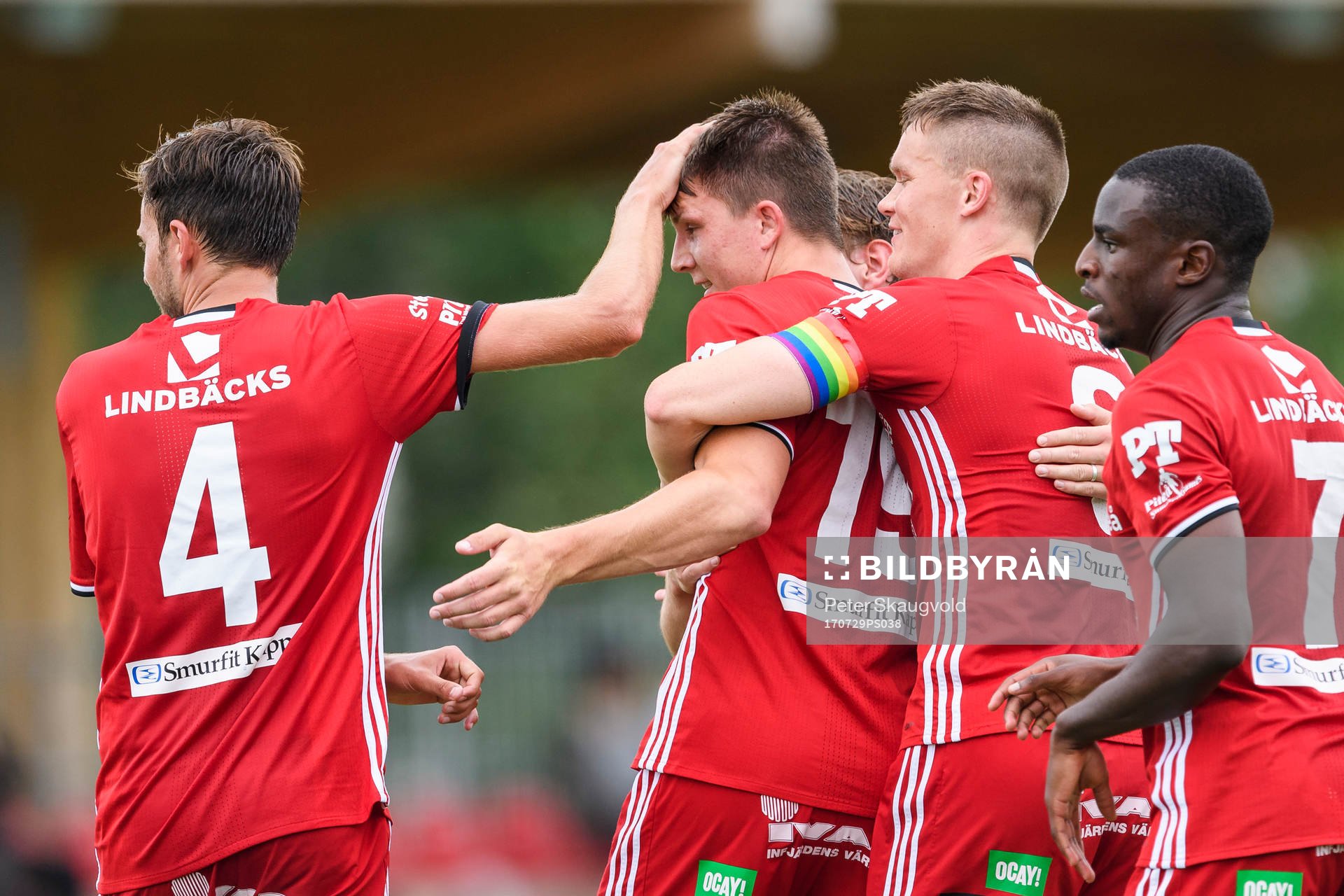 Piteås Joel Edström (m) jublar tillsammans med sina lagkamrater efter sitt 2-0 mål under fotbollsmatchen i Division 2 Norrland mellan Piteå och Täfteå den 29 Juli 2017 i Piteå.