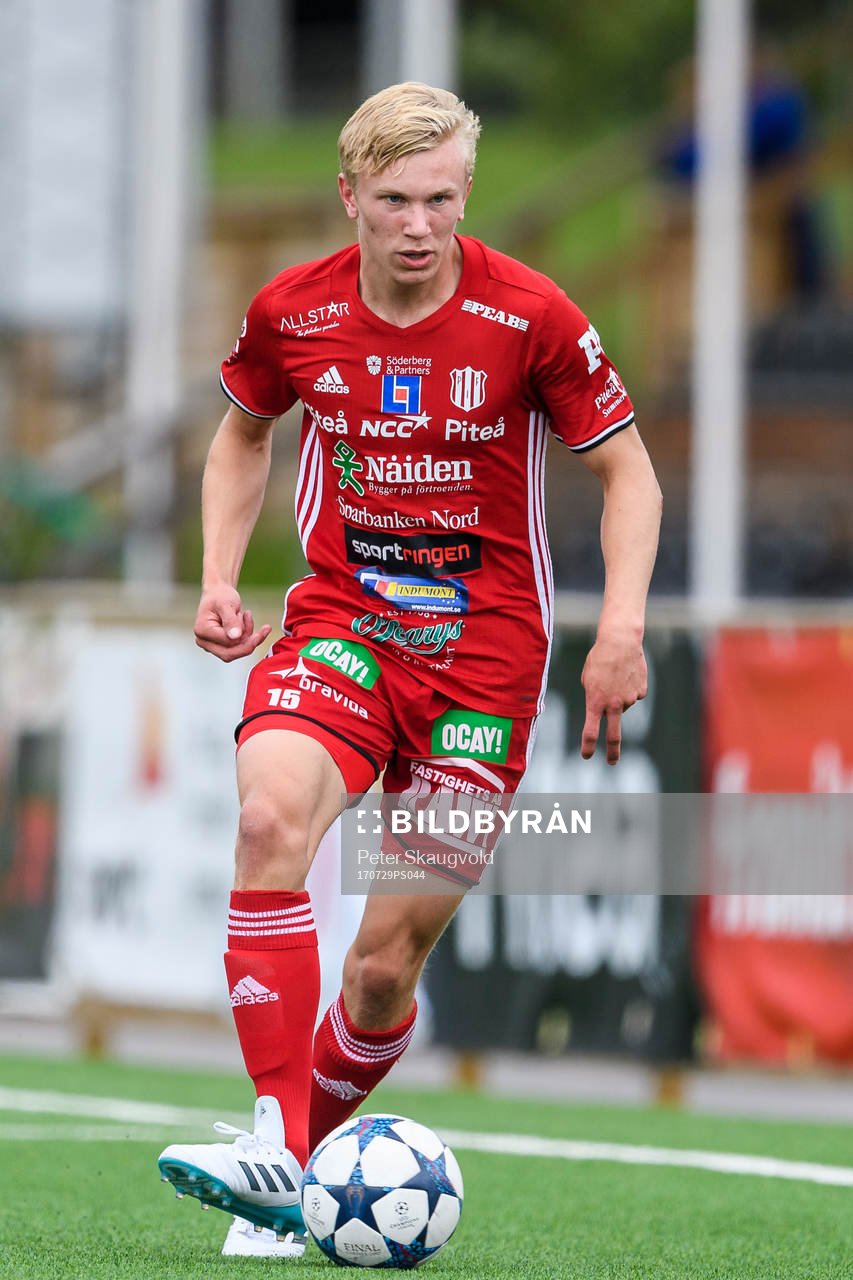 Piteås Johannes Lidström med bollen