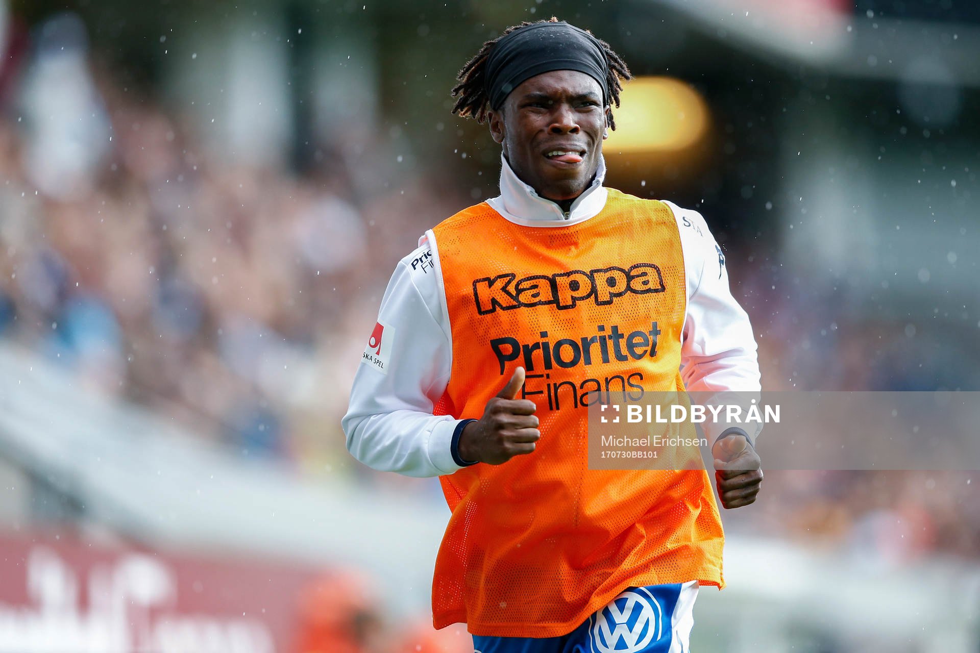 IFK Göteborgs Sam Adekugbe värmer upp