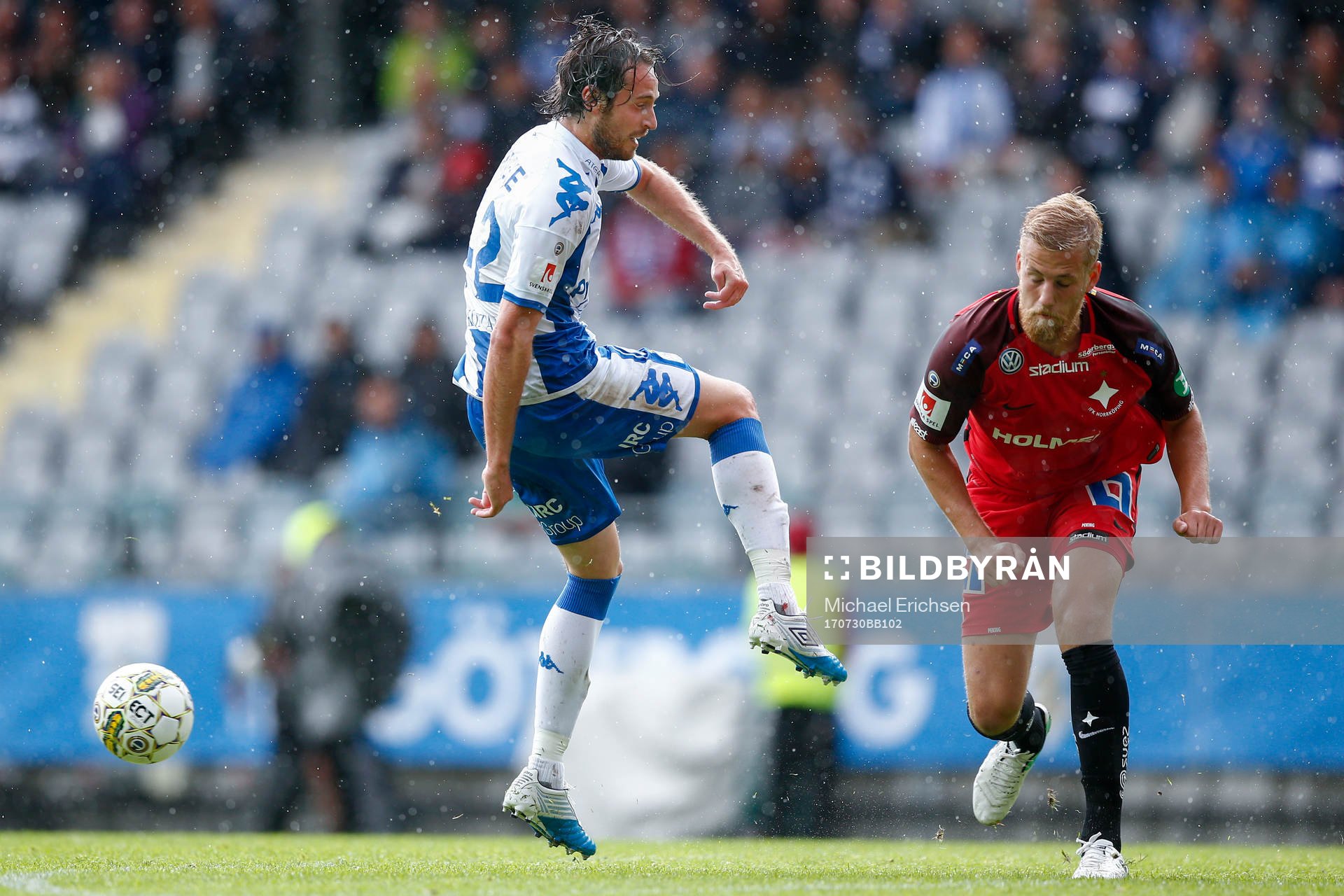IFK Göteborgs Mikkel Diskerud skjuter på täckande Norrköpings Filip Dagerstål under fotbollsmatchen i allsvenskan mellan IFK Göteborg och Norrköping den 30 juli 2017 i Göteborg.