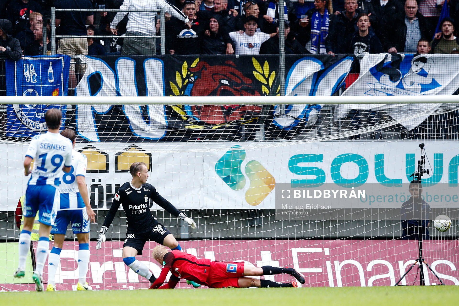 Norrköpings Karl Holmberg nickar in 0-1-målet bakom IFK
