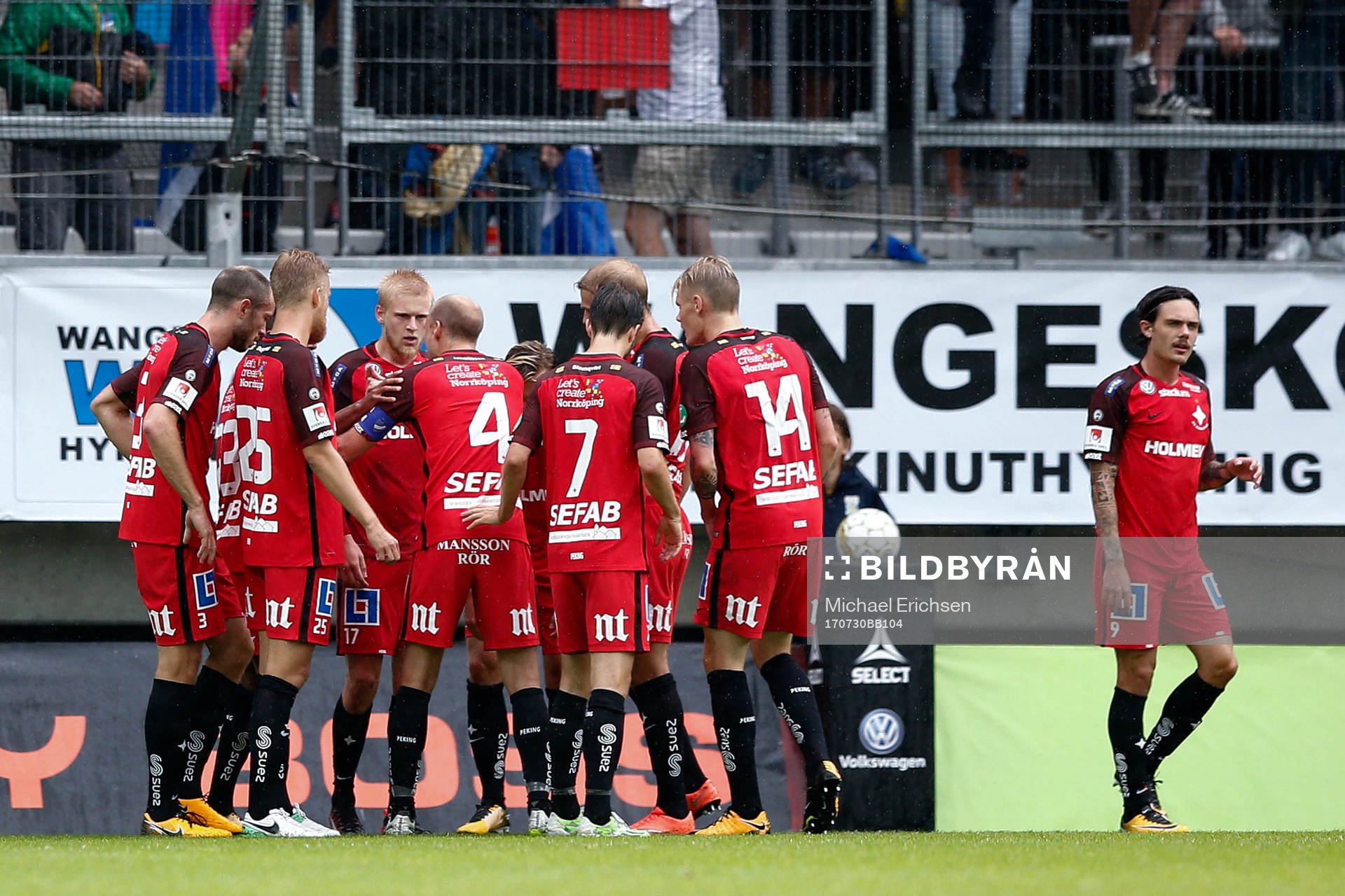 Norrköpings spelare jublar med målskytten till 0-1 Karl Holmberg under fotbollsmatchen i allsvenskan mellan IFK Göteborg och Norrköping den 30 juli 2017 i Göteborg.