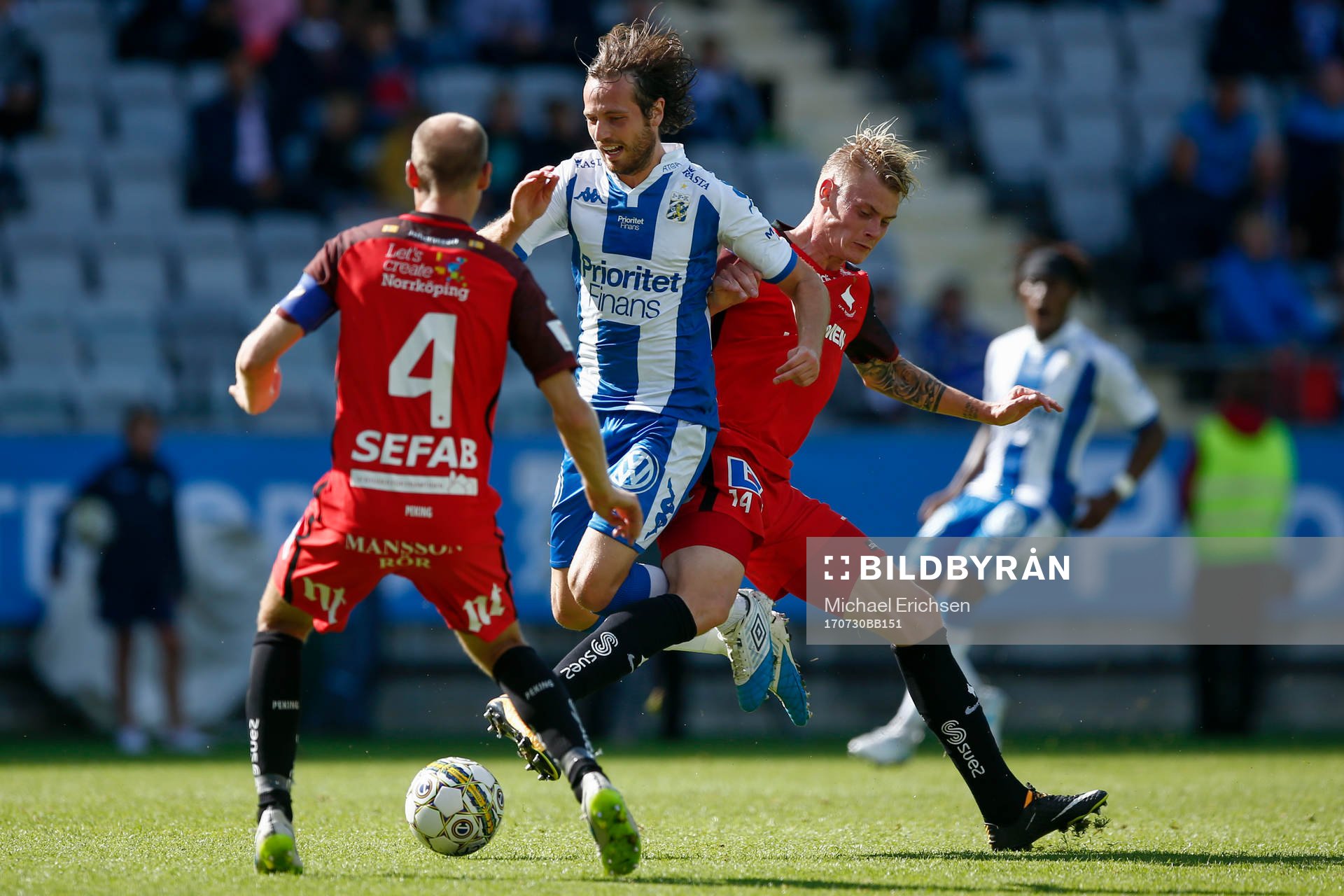 IFK Göteborgs Mikkel Diskerud i kamp om bollen med