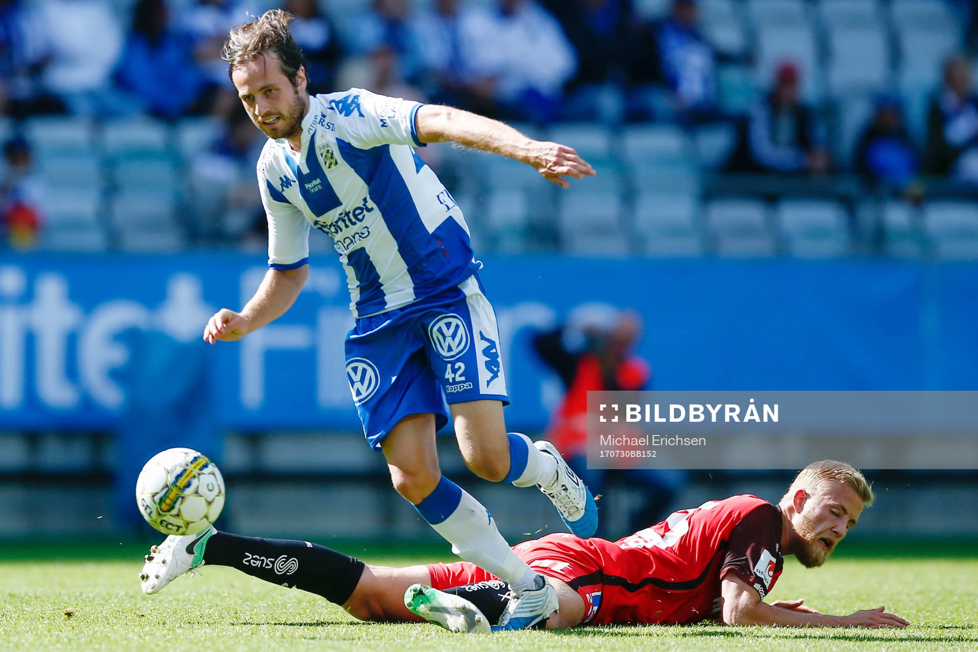 IFK Göteborgs Mikkel Diskerud i kamp om bollen med