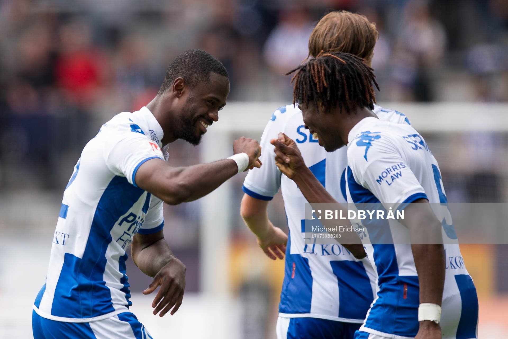 IFK Göteborgs Vajebah Sakor jublar ihop med Sam Adekugbe efter sitt 3-1 mål under fotbollsmatchen i allsvenskan mellan IFK Göteborg och Norrköping den 30 juli 2017 i Göteborg.