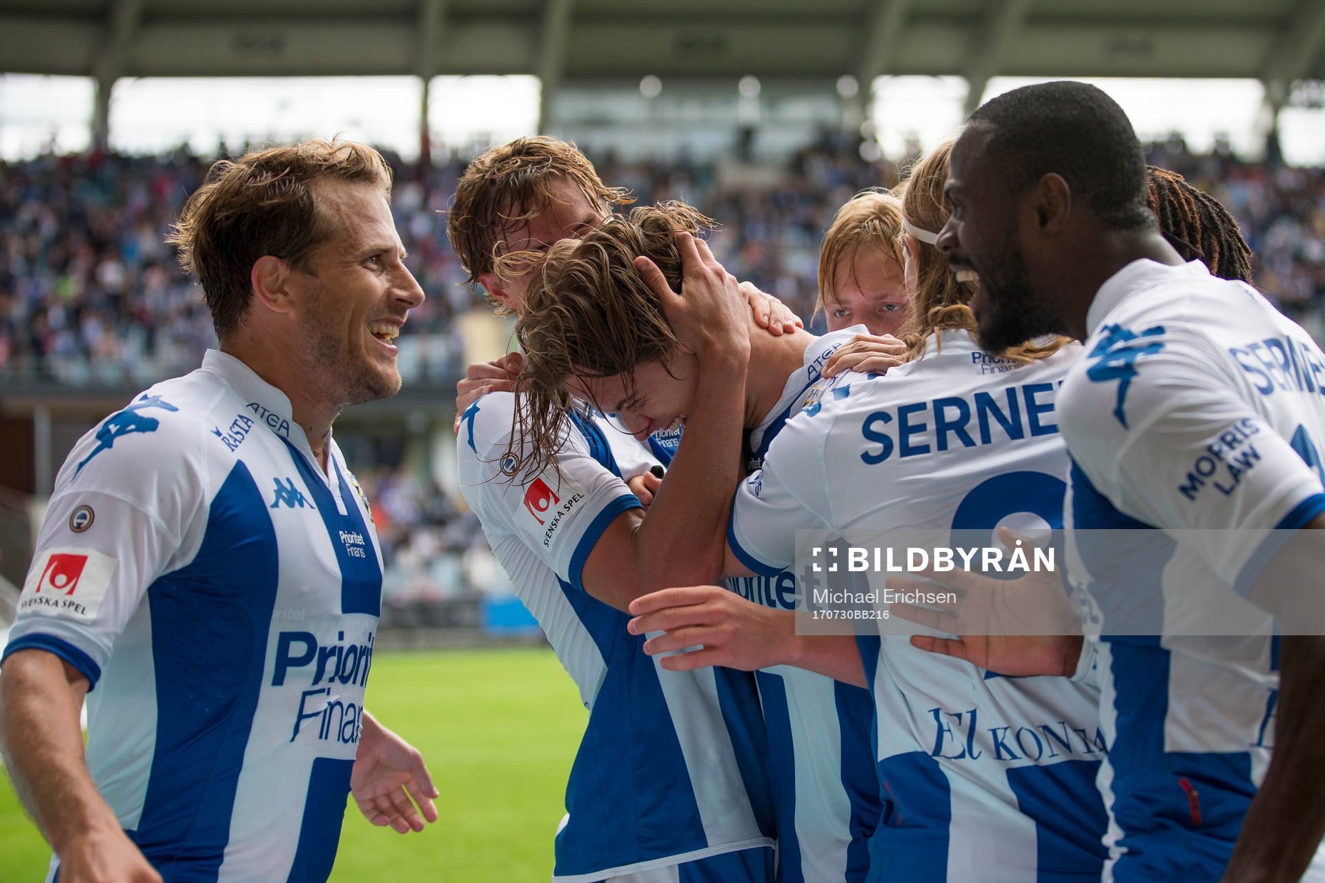 IFK Göteborgs August Erlingmark jublar och omfamnas av