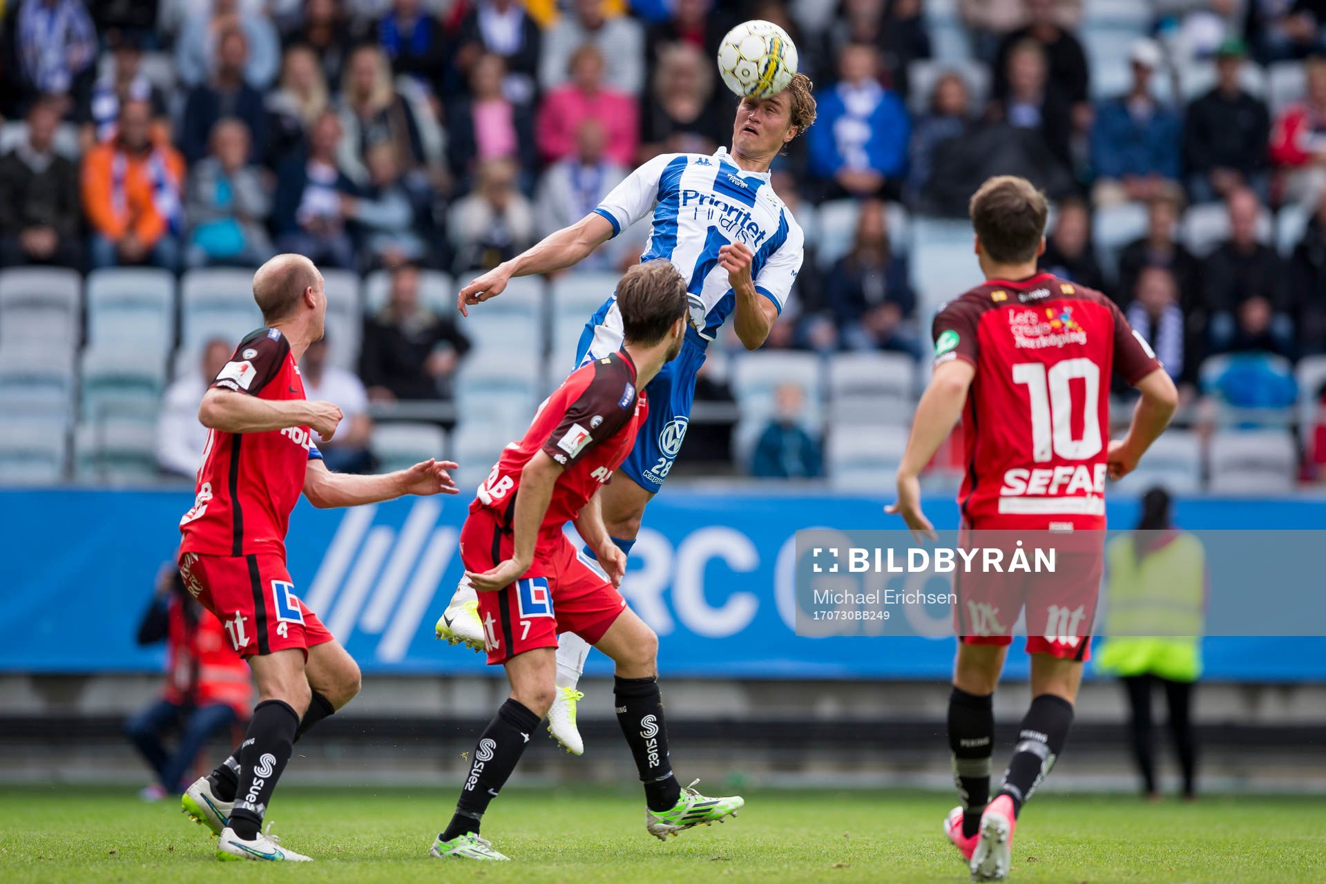 IFK Göteborgs Thomas Rogne når högst i luften