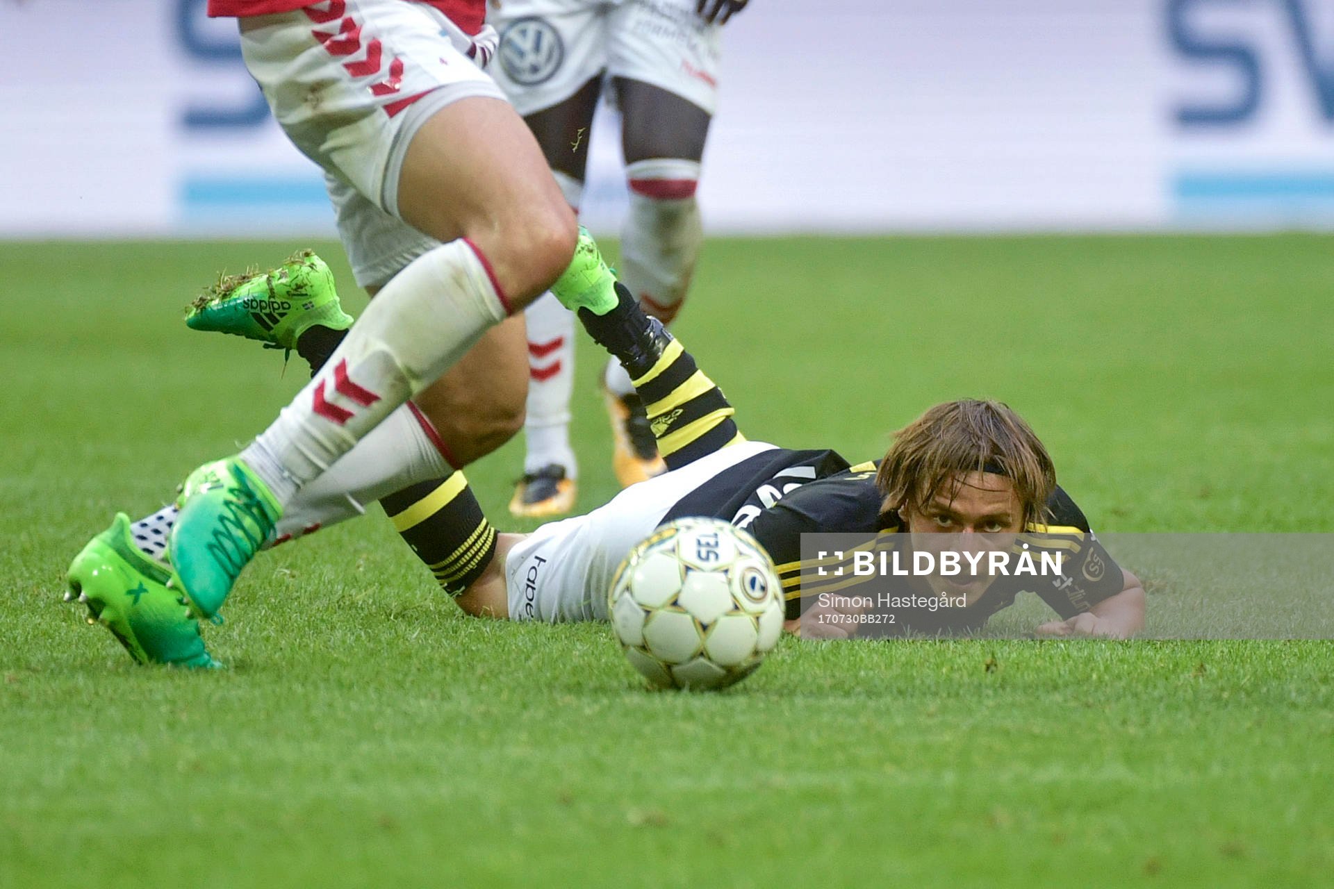 s Simon Thern ligger ner