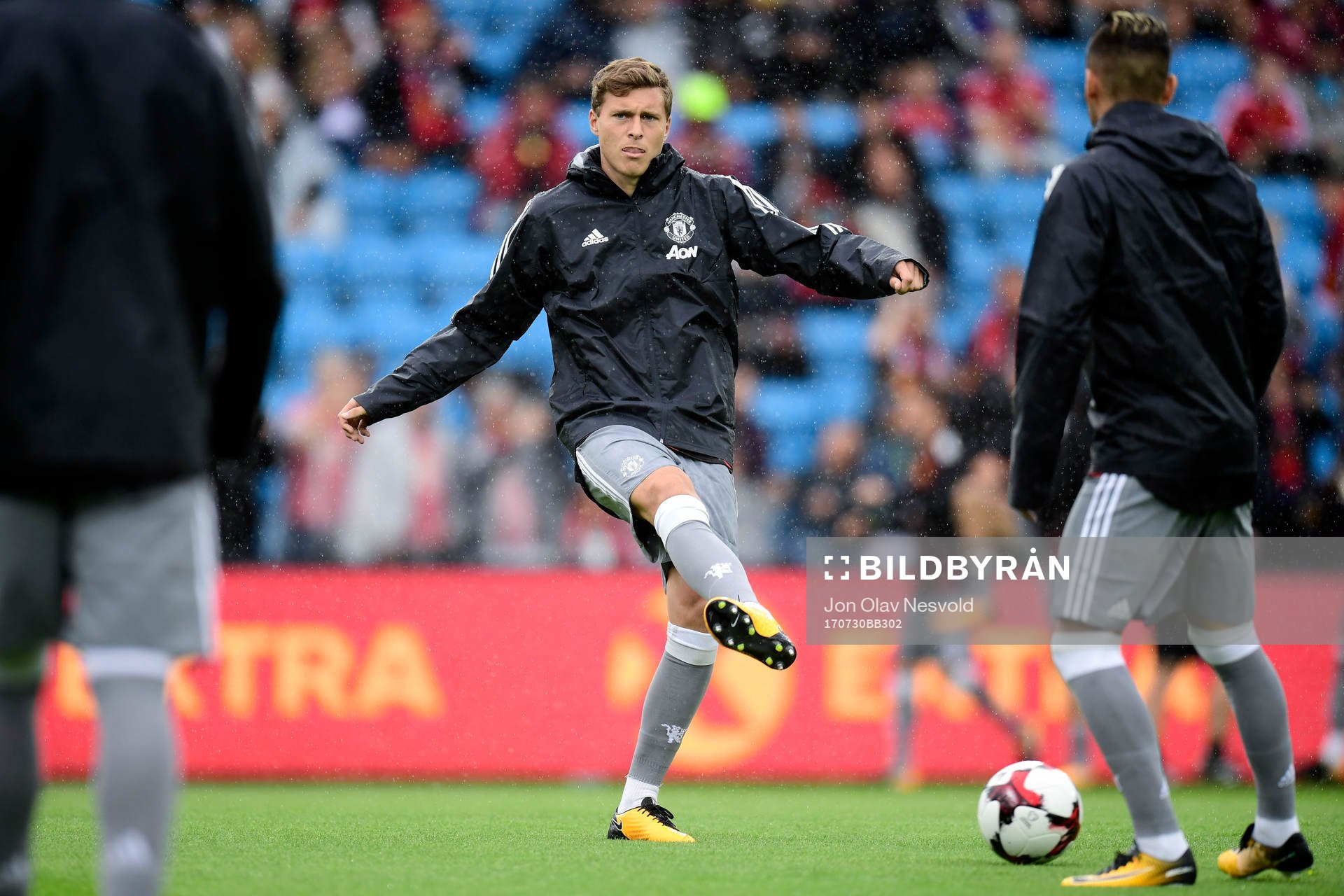 Manchester Uniteds Victor Nilsson Lindelöf värmer upp