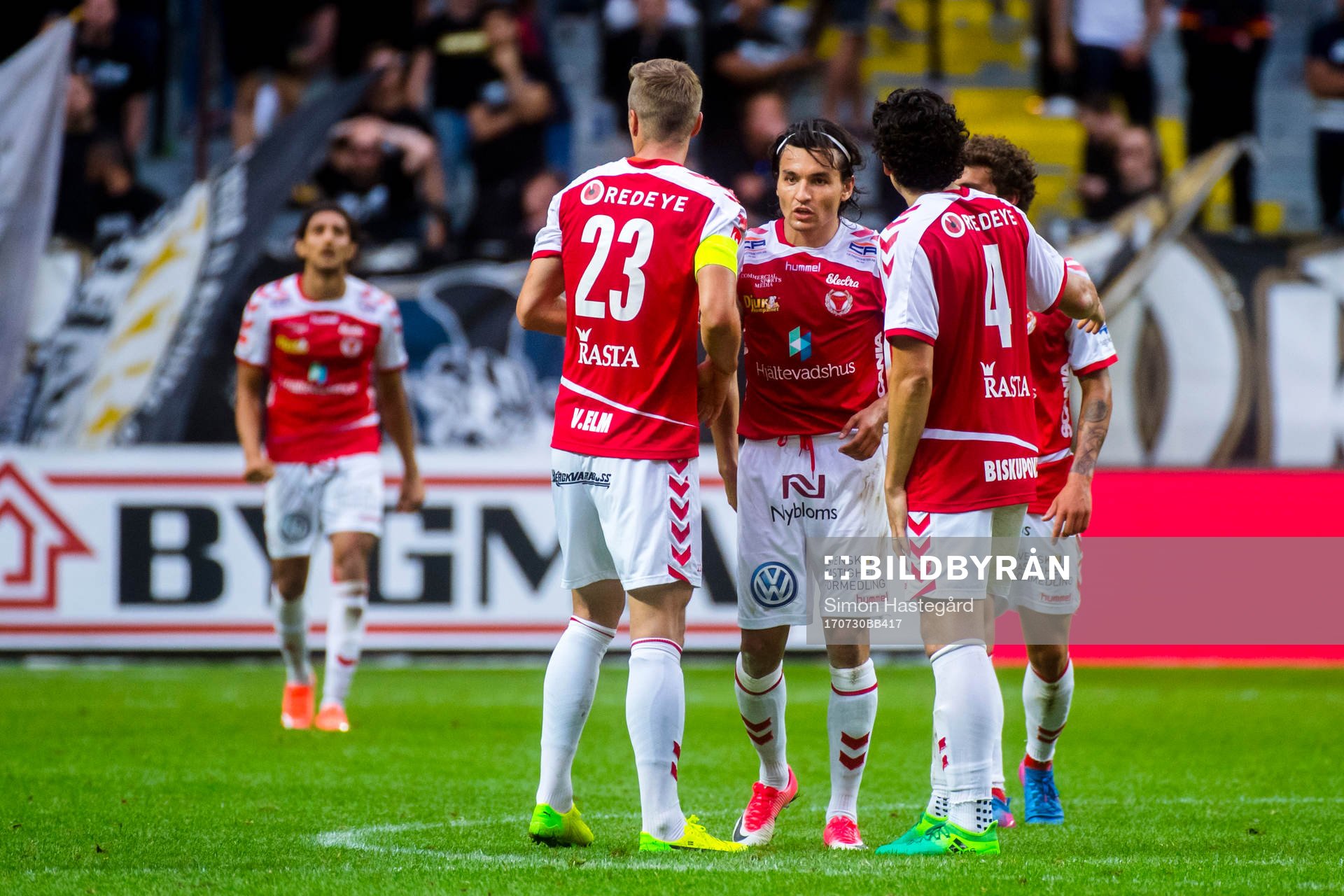 Kalmars Viktor Elm och Kalmars Emin Nouri jublar efter fotbollsmatchen i Allsvenskan mellan AIK och Kalmar den 30 juli 2017 i Stockholm.
