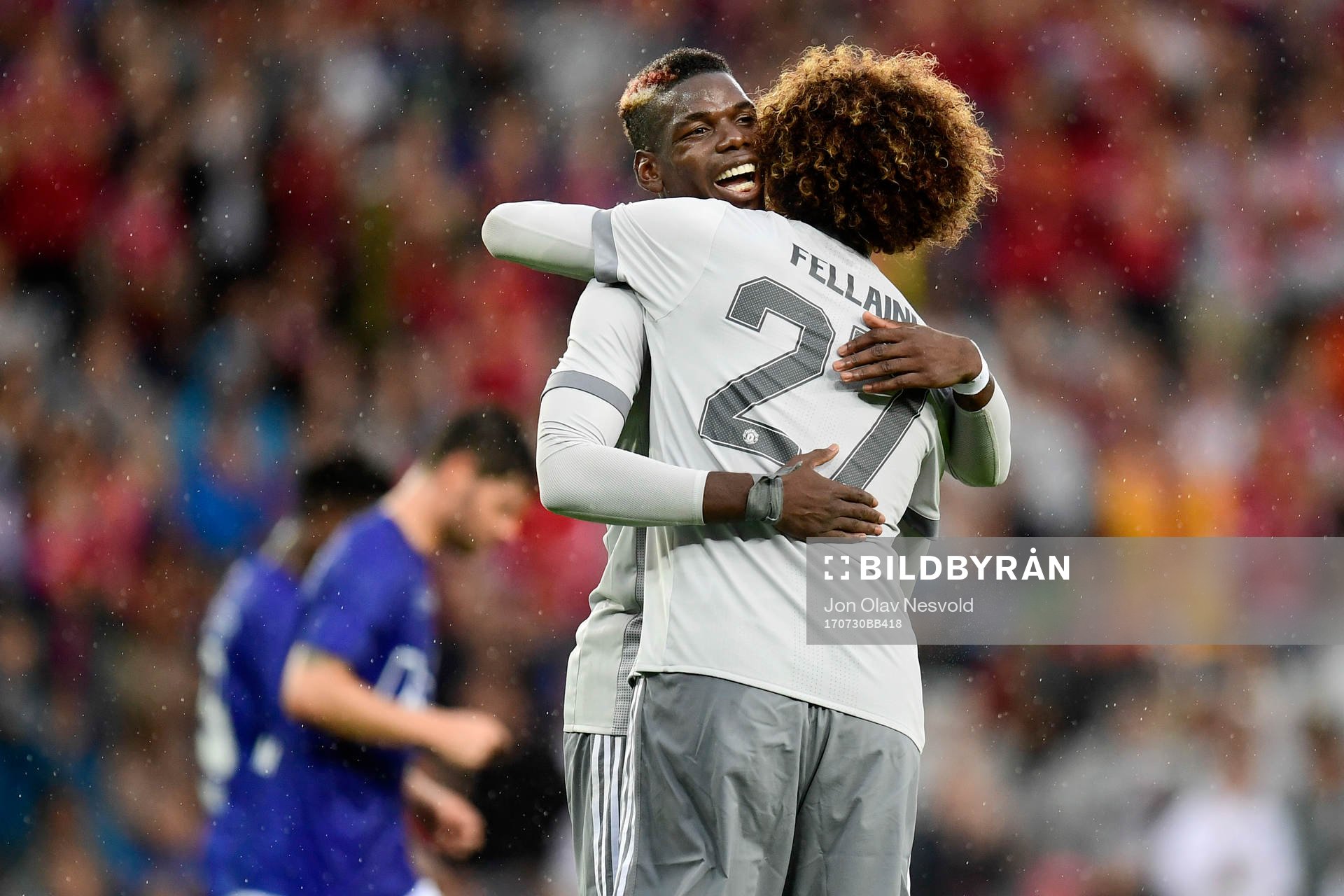 Manchester Uniteds Paul Pogba jublar med Marouane Fellaini