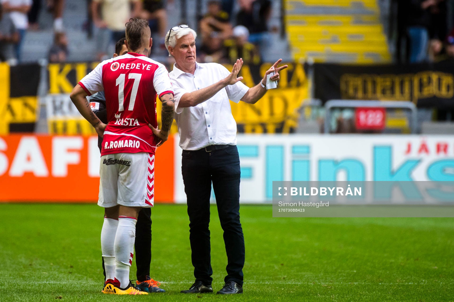 Kalmars tränare Nanne Bergstrand samtalar via tolk med