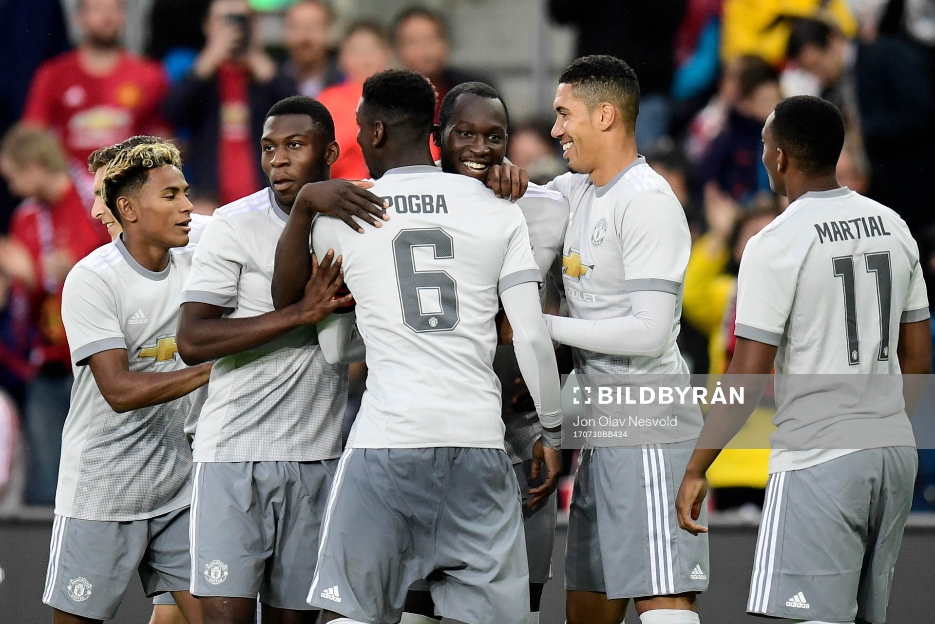 Manchester Uniteds Romelu Lukako jublar med lagkamrater