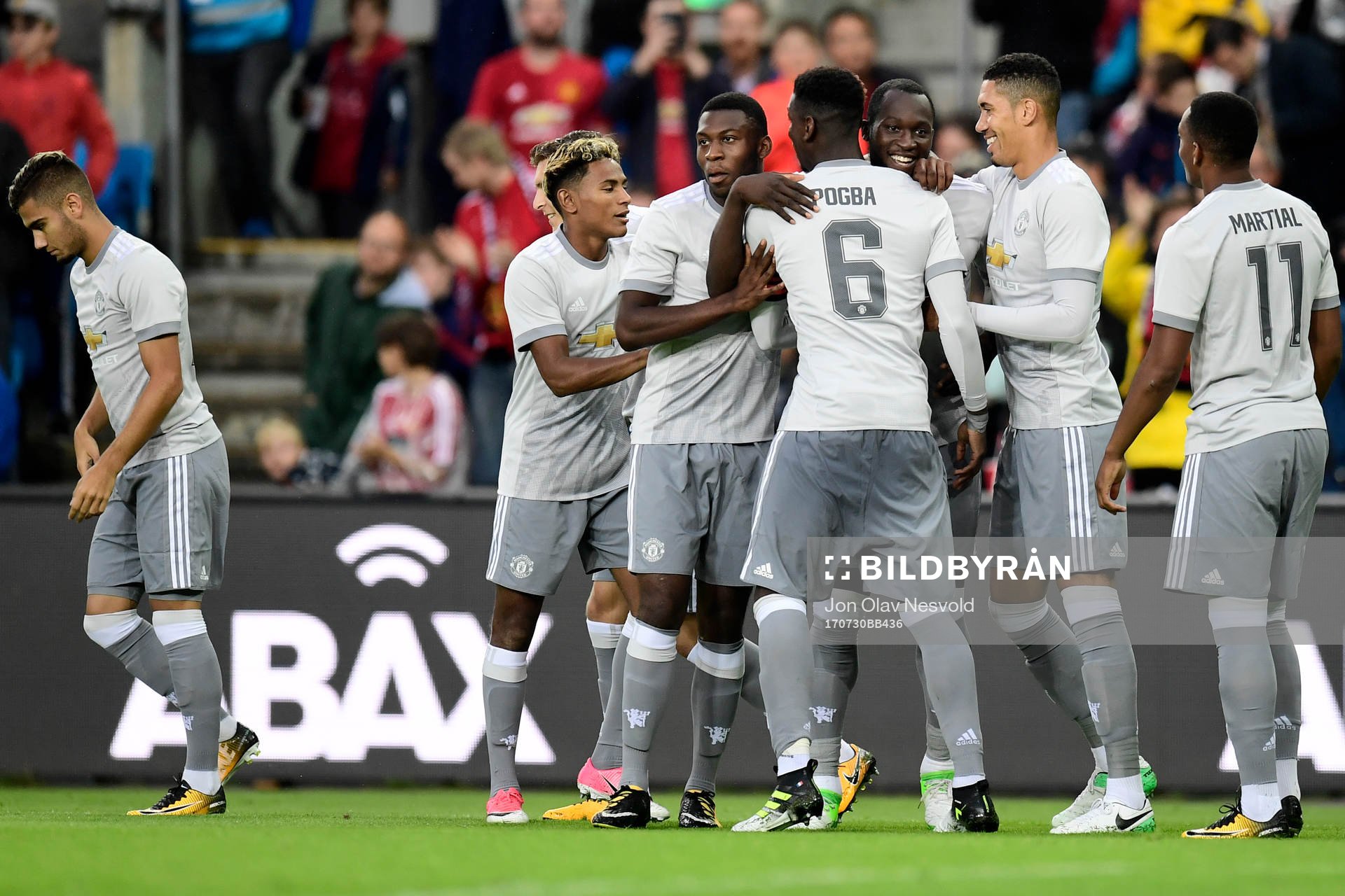 Manchester Uniteds Romelu Lukako jublar med lagkamrater