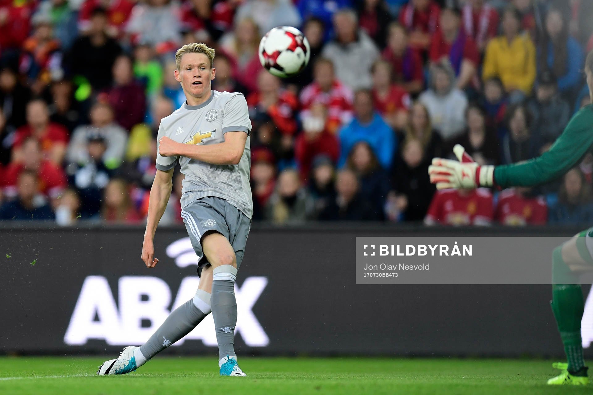 Manchester Uniteds Scott Mctominay skjuter och gör
