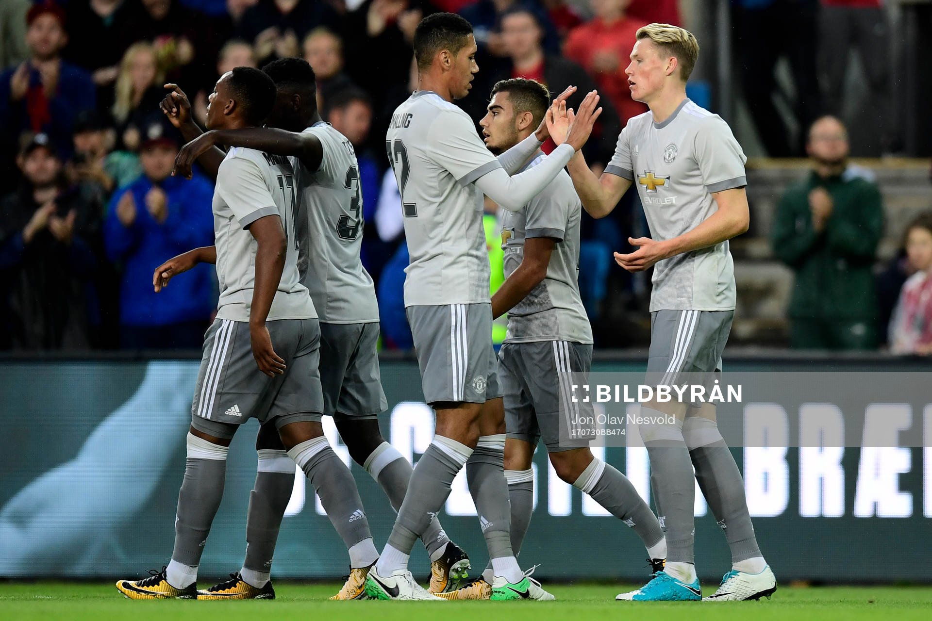 Manchester Uniteds Scott Mctominay jublar med lagkamrater efter att han gjort 0-3-målet under träningsmatchen i fotboll mellan Vålerengen och Manchester United den 30 juli 2017 i Oslo.