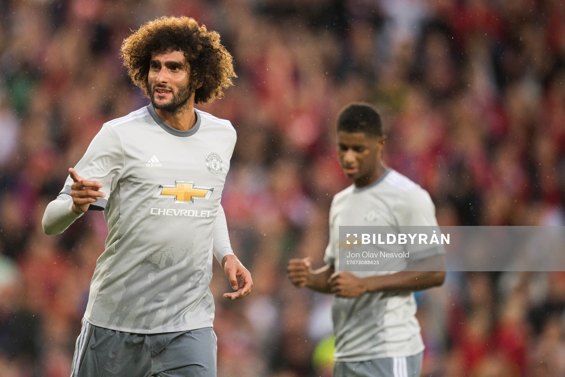 Manchester Uniteds Marouane Fellaini jublar