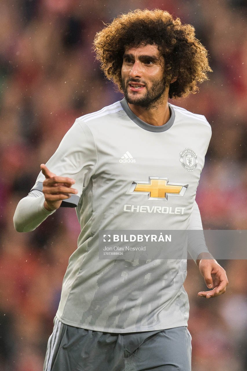 Manchester Uniteds Marouane Fellaini jublar
