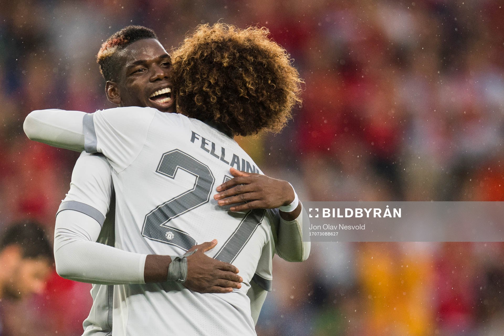 Manchester Uniteds Paul Pogba jublar med Marouane Fellaini