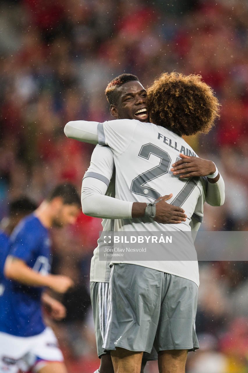 Manchester Uniteds Paul Pogba jublar med Marouane Fellaini
