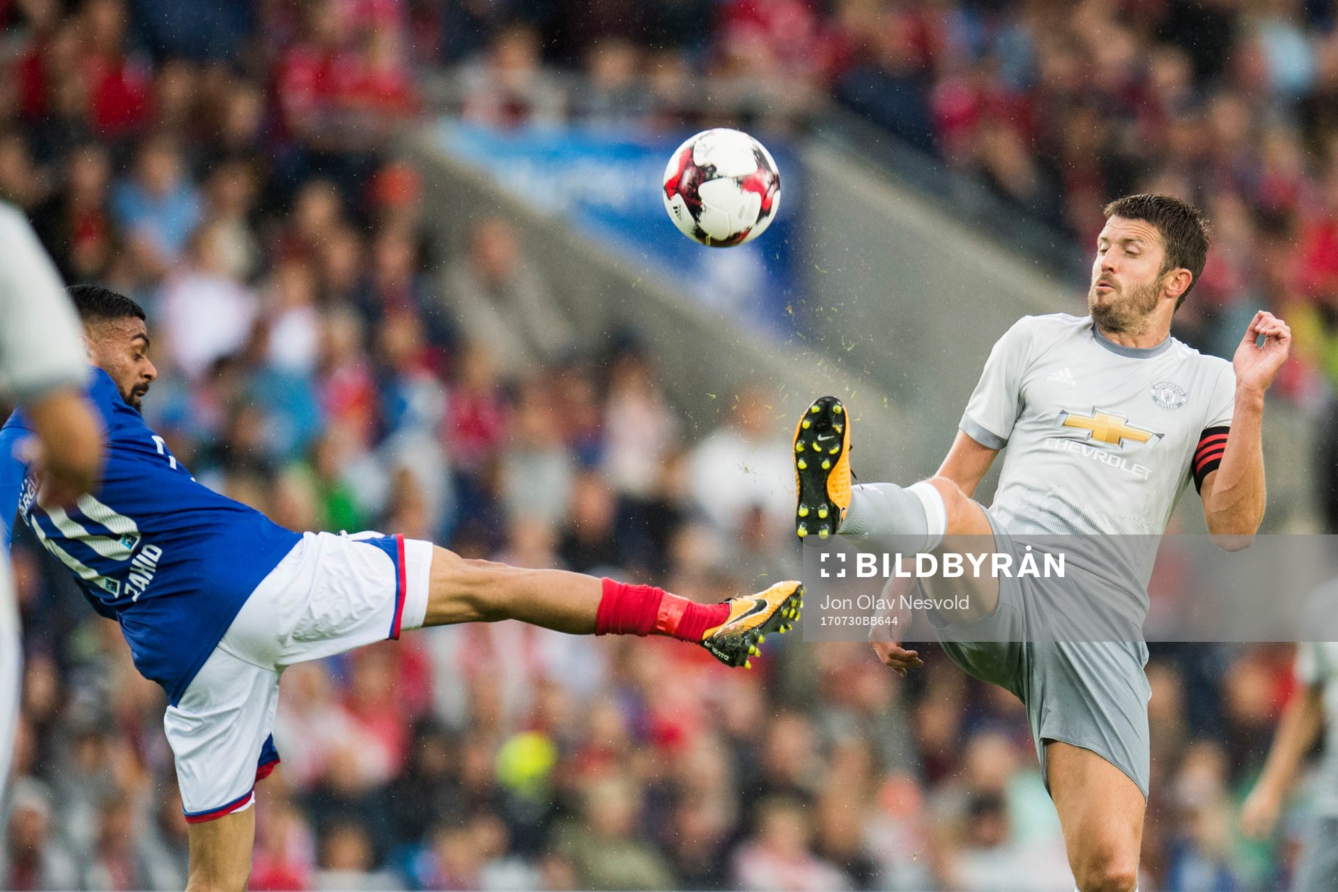 Vålerengens Ghayas Zahid och Manchester Uniteds Michael Carrick under träningsmatchen i fotboll mellan Vålerengen och Manchester United den 30 juli 2017 i Oslo.