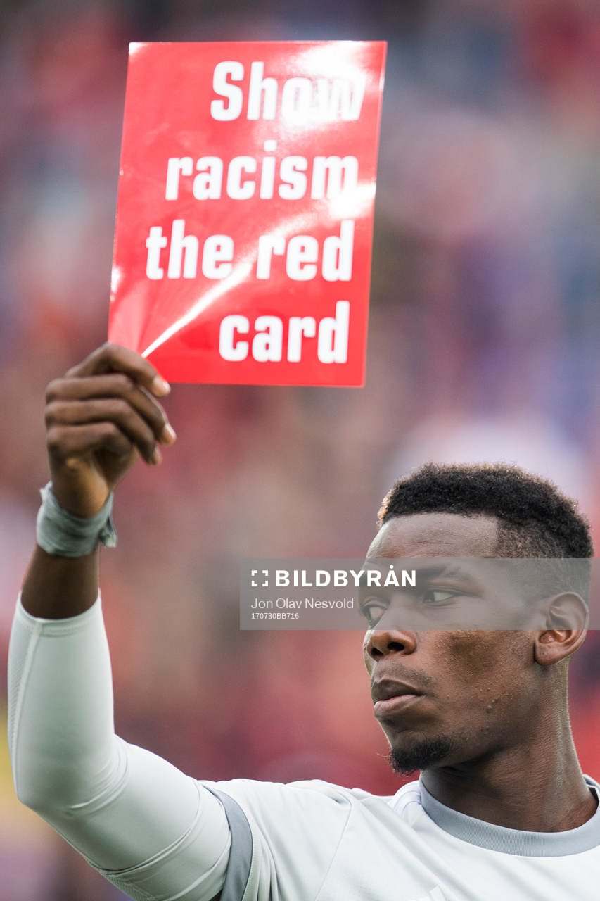 Manchester Uniteds Paul Pogba med en lapp där det står