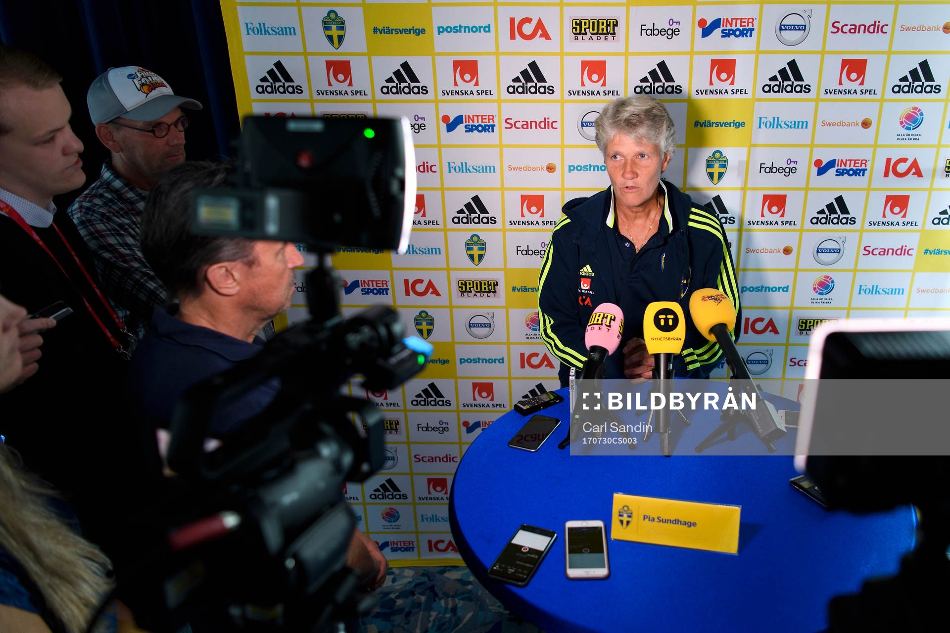 Förbundskapten Pia Sundhage blir intervjuad på en