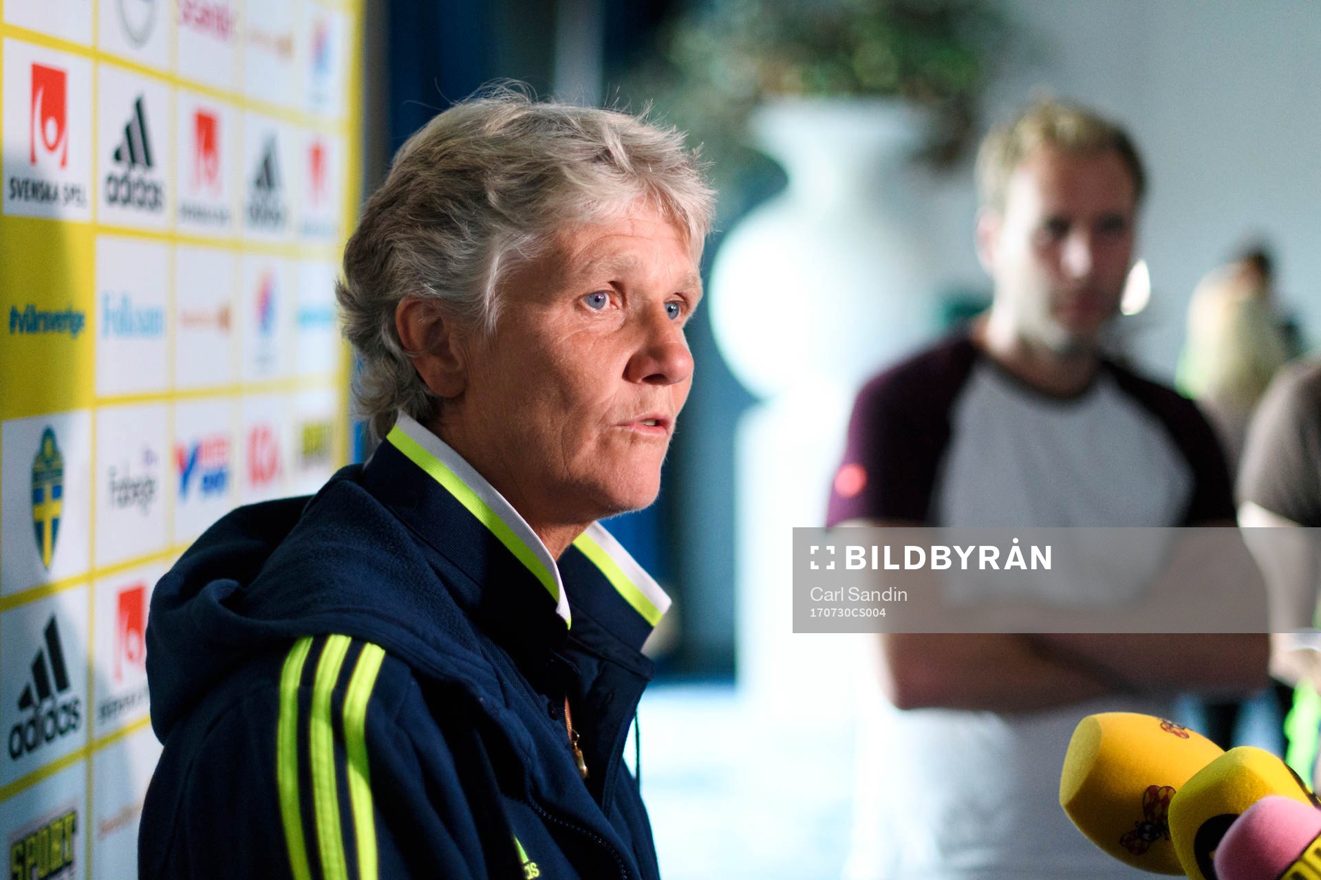 Förbundskapten Pia Sundhage blir intervjuad på en