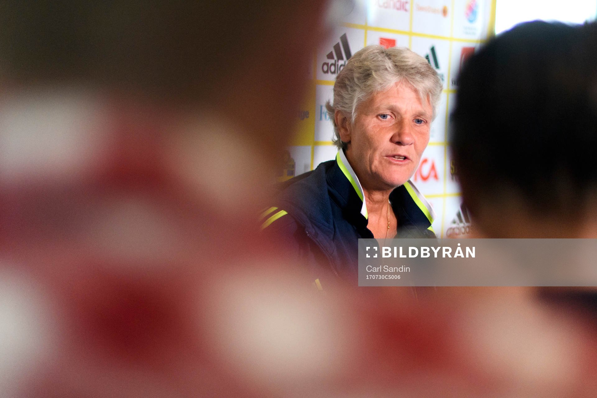 Förbundskapten Pia Sundhage blir intervjuad på en