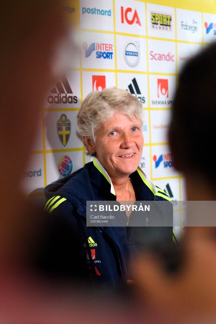 Förbundskapten Pia Sundhage blir intervjuad på en