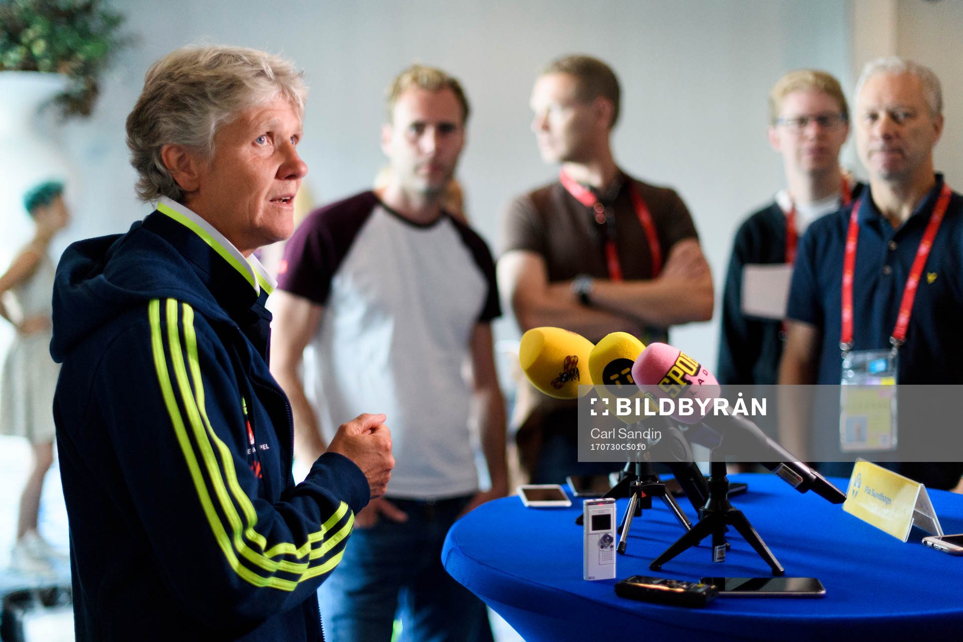 Förbundskapten Pia Sundhage blir intervjuad på en