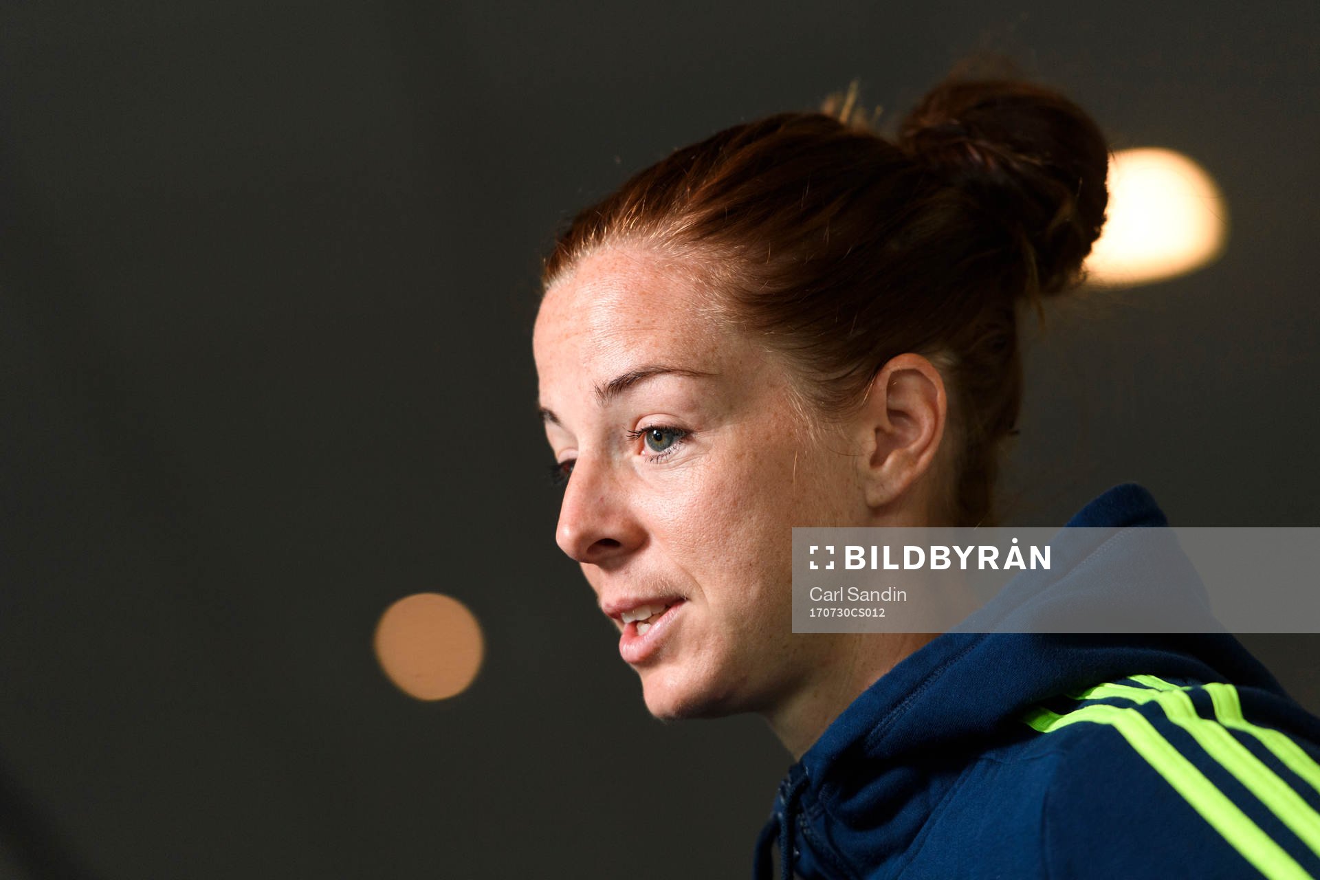 Lotta Schelin blir intervjuad på en pressträff med det
