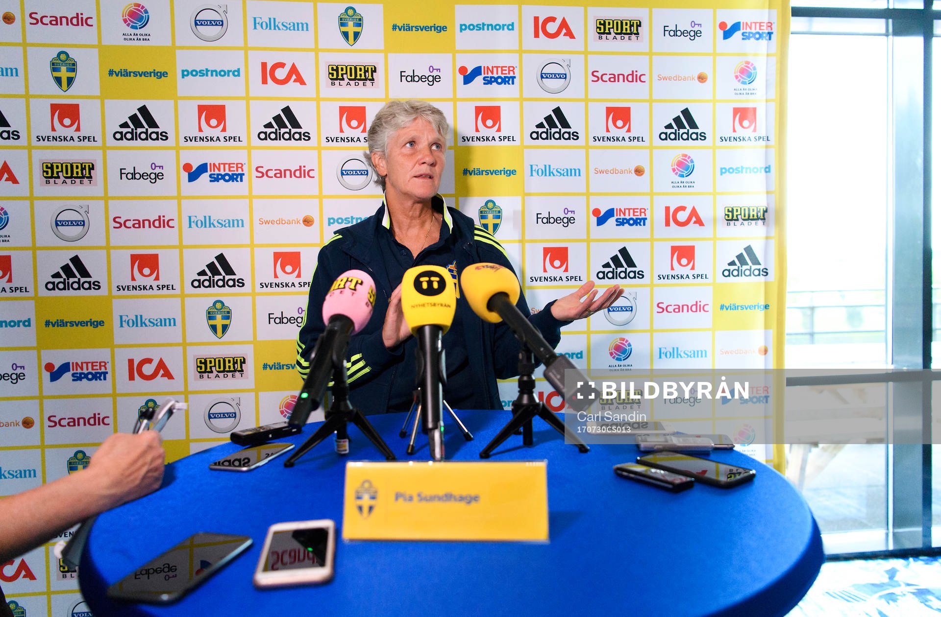 Förbundskapten Pia Sundhage blir intervjuad på en