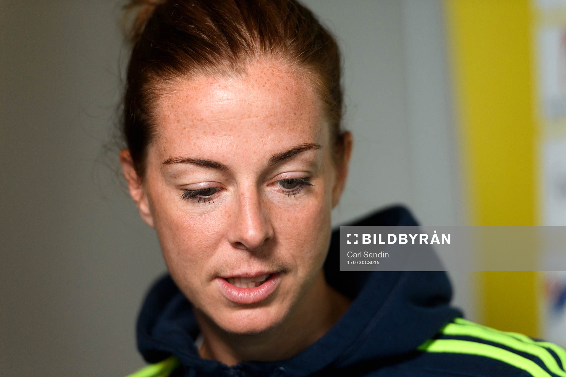Lotta Schelin blir intervjuad på en pressträff med det