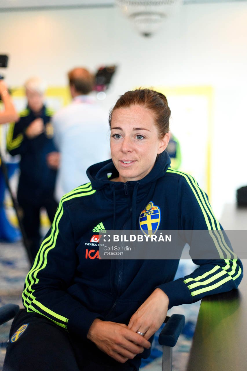 Lotta Schelin blir intervjuad på en pressträff med det