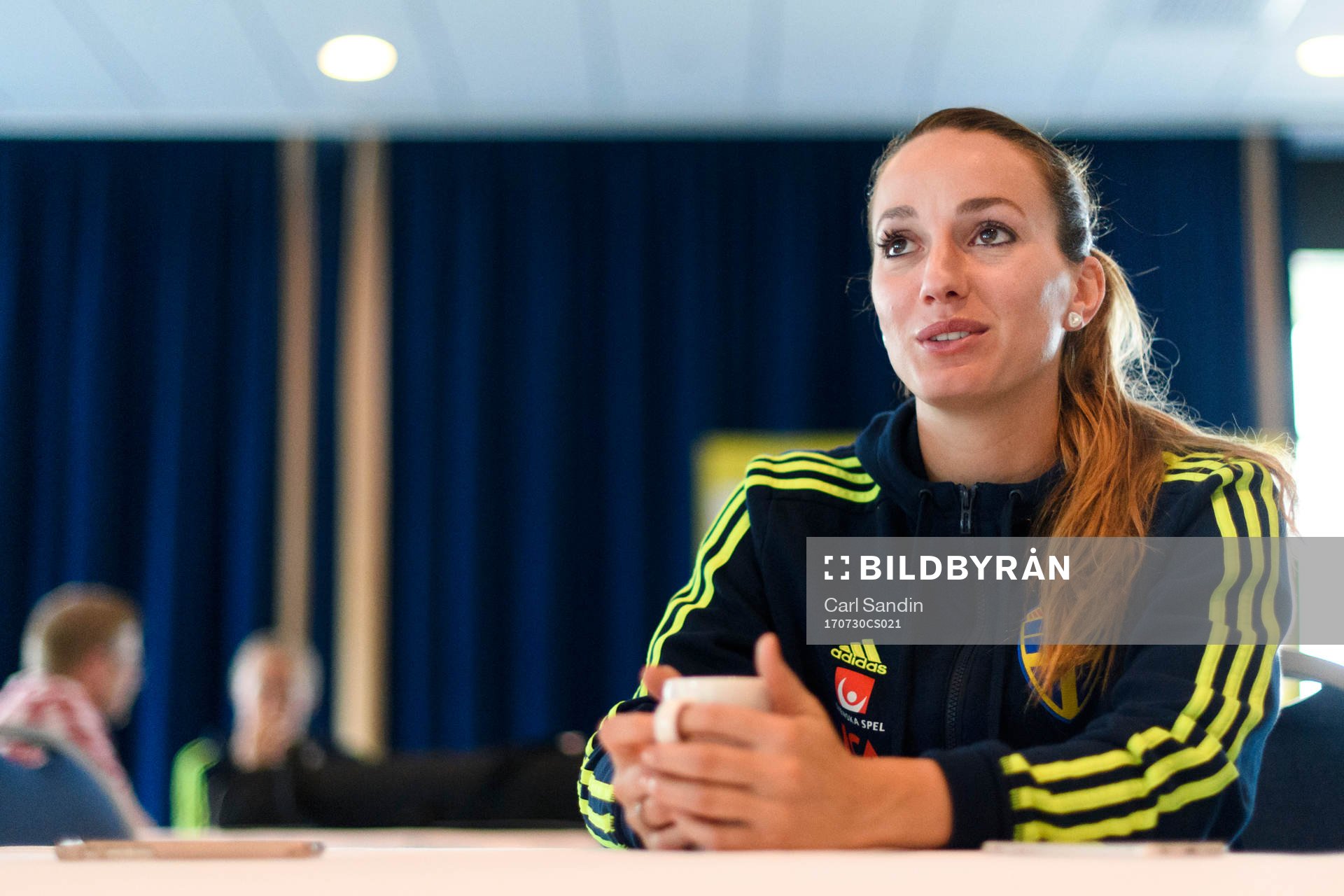 Kosovare Asllani blir intervjuad på en pressträff med det