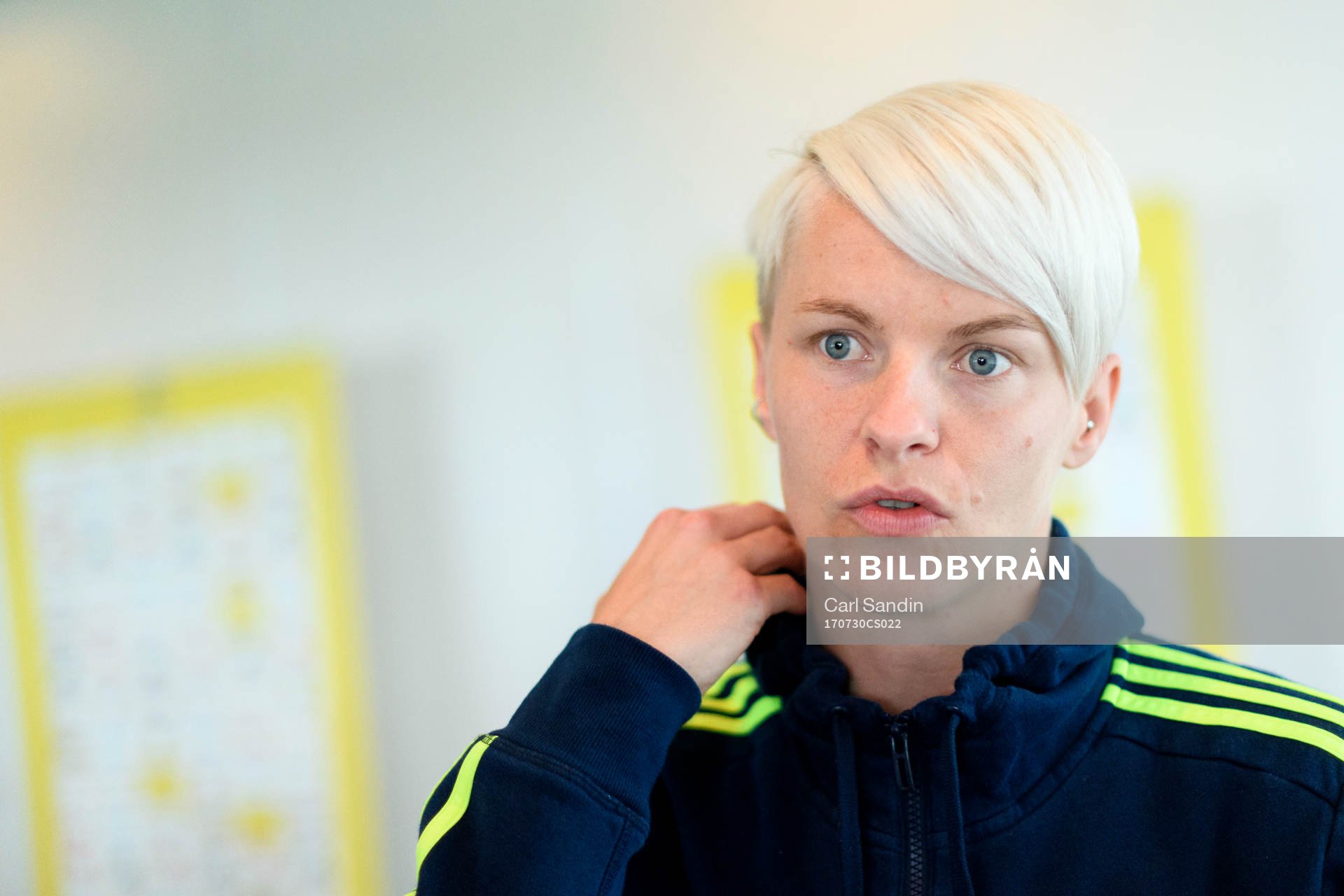Nilla Fischer blir intervjuad på en pressträff med det