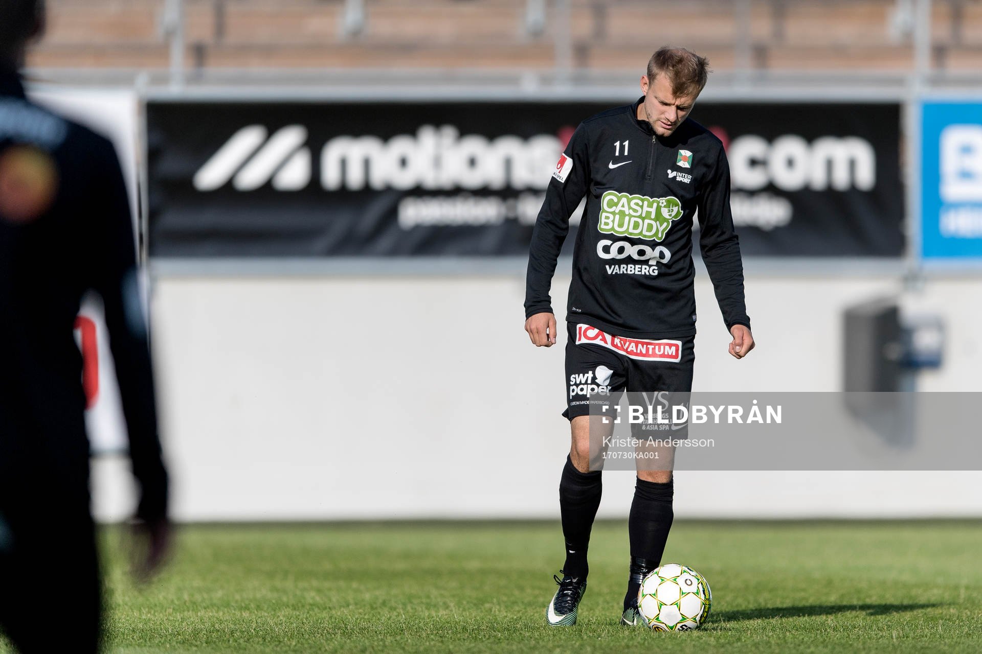 Varbergs Jakob Olsson före fotbollsmatchen i Superettan
