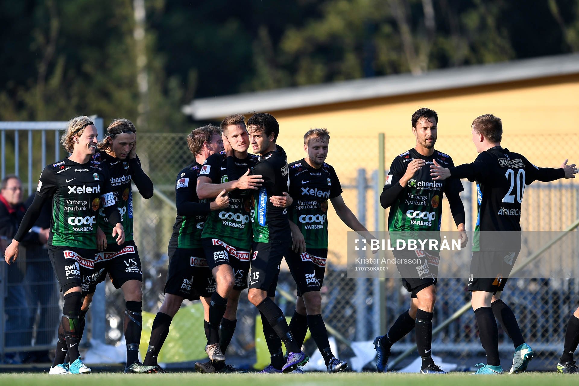 Varbergs spelare jublar med Gabriel Altemark-Vanneryr