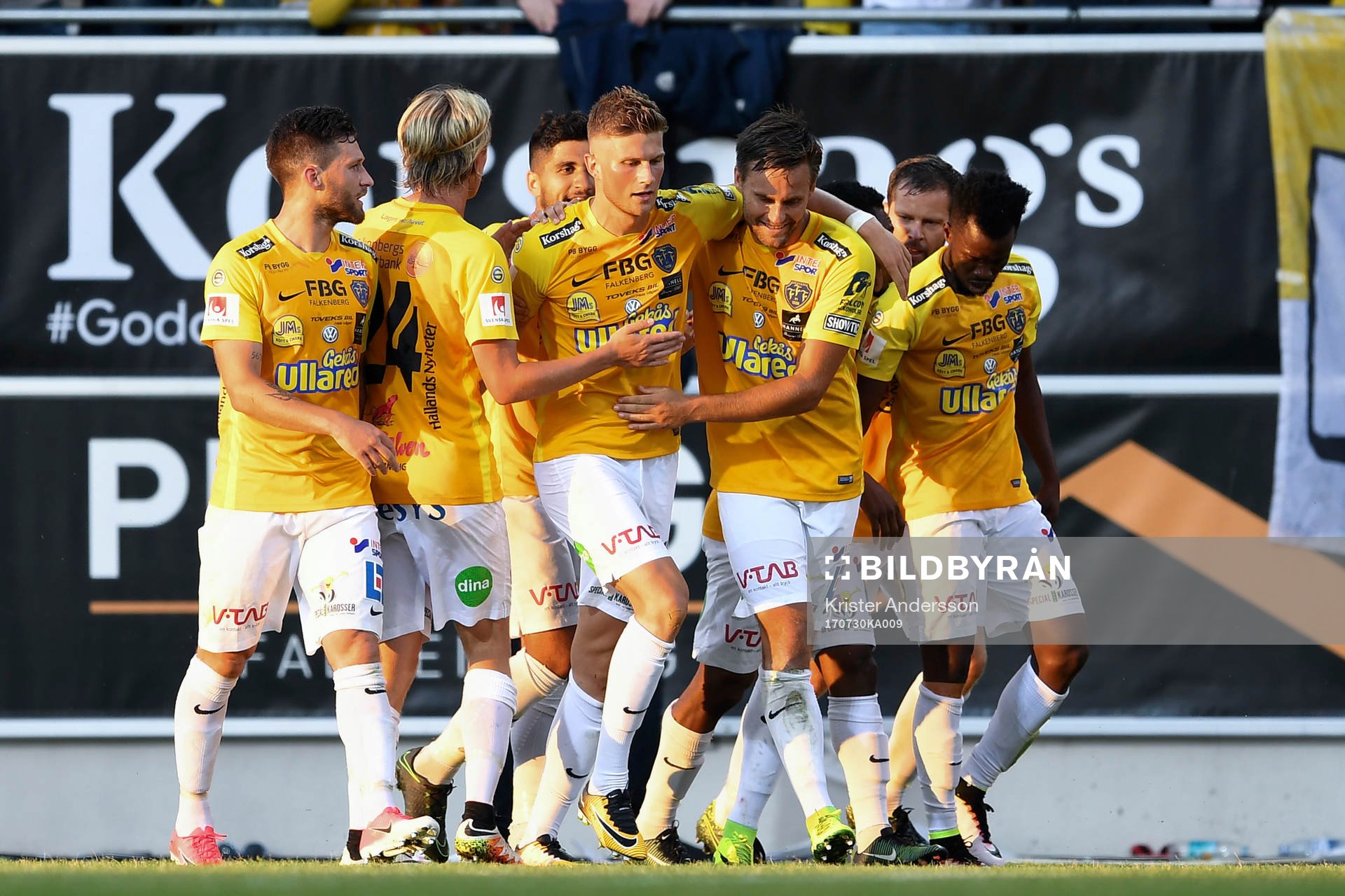 Falkenbergs Erik Pärsson jublar med lagkamrater