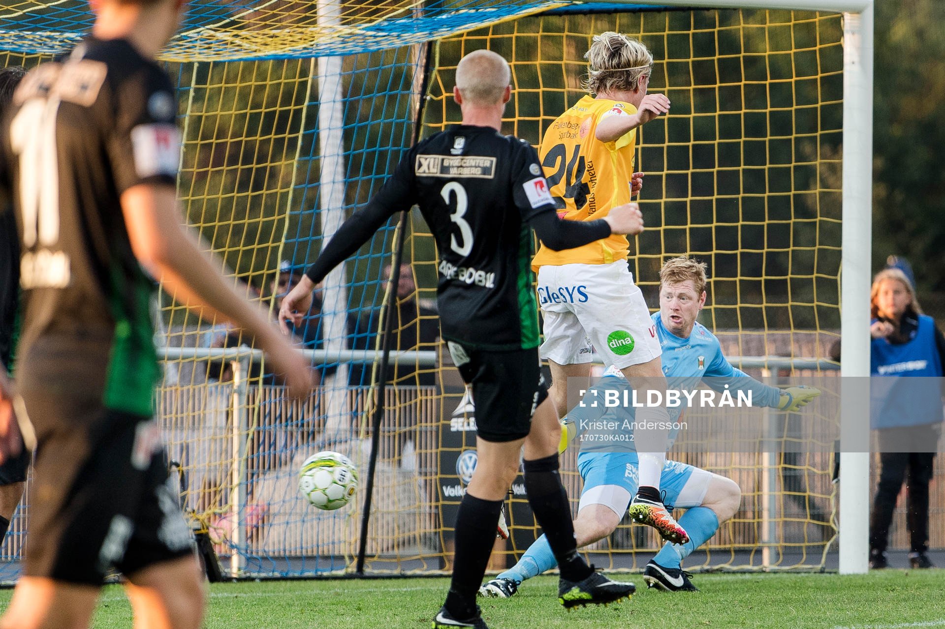 Varbergs målvakt Joakim Wulff ser bollen gå in till 2-1