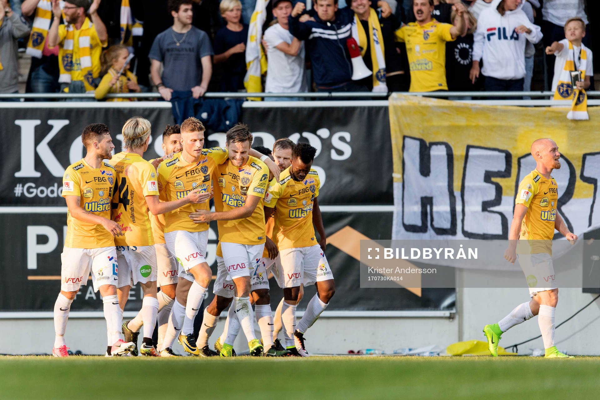 Falkenbergs Erik Pärsson har gjort 2-1 och hela laget jublar under fotbollsmatchen i Superettan mellan Falkenberg och Varberg den 30 juli 2017 i Falkenberg.
