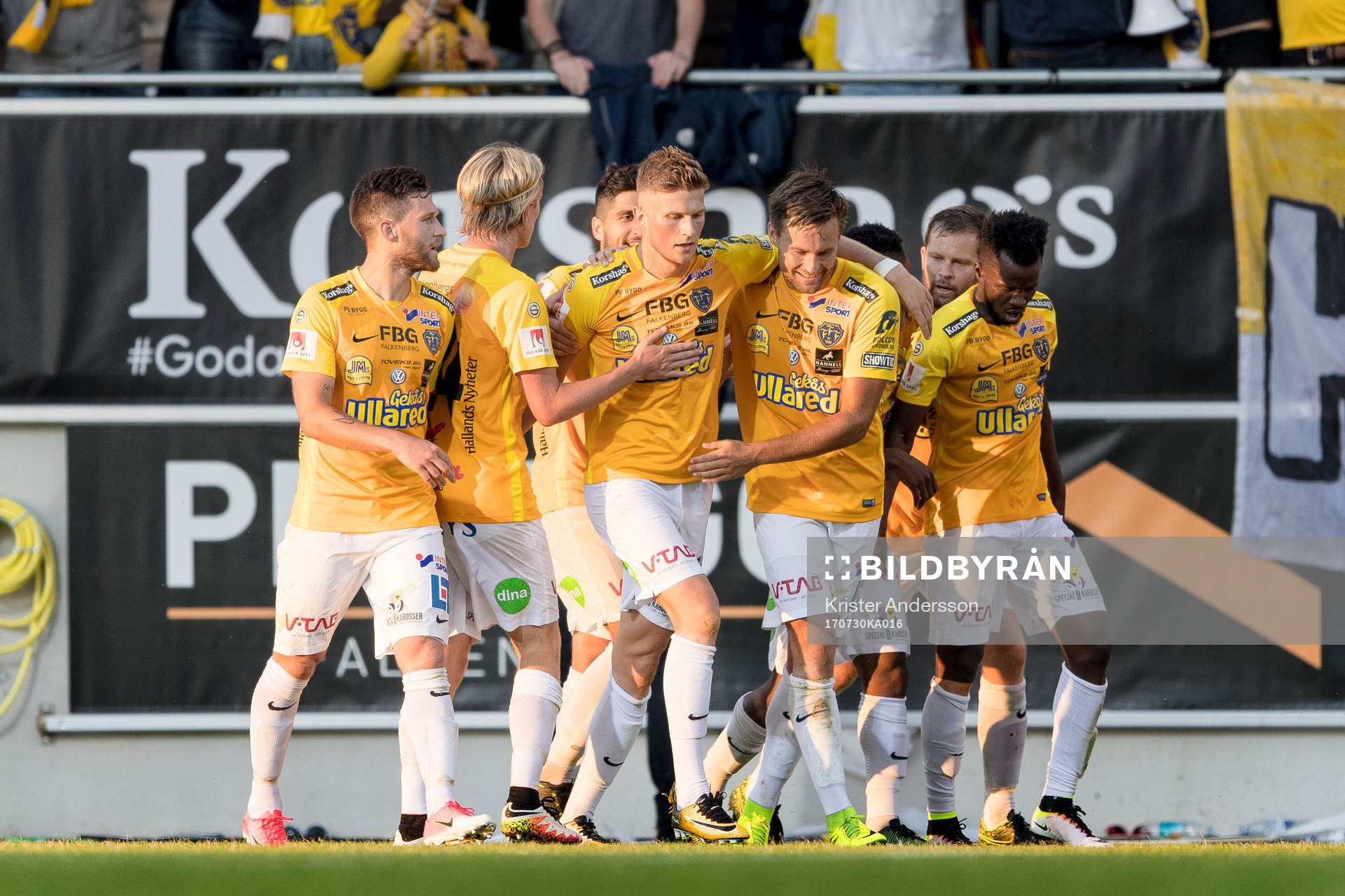 Falkenbergs Erik Pärsson har gjort 2-1 och hela laget