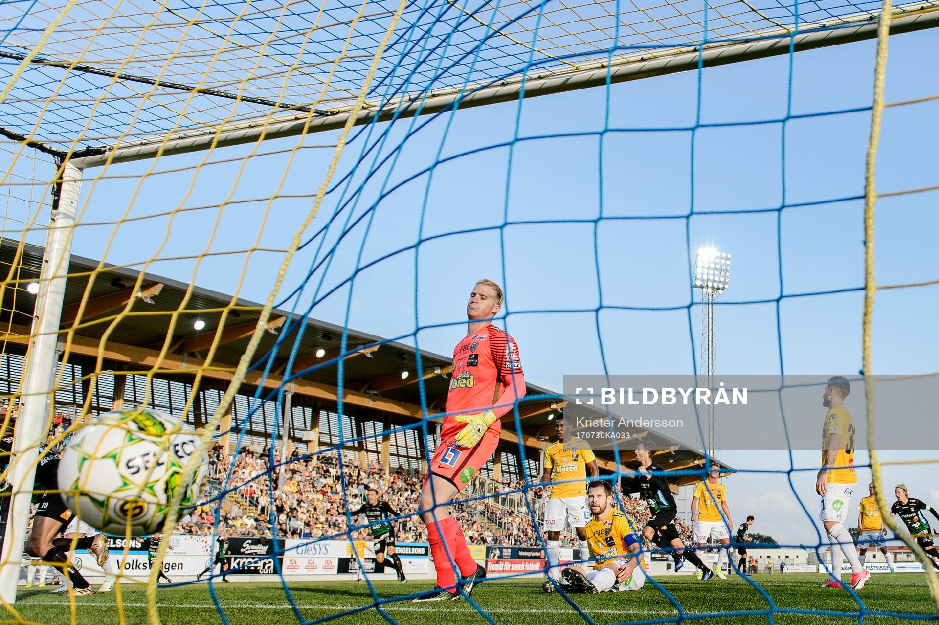Varbergs Gabriel Altemark-Vanneryr gör 0-1 och Falkenbergs