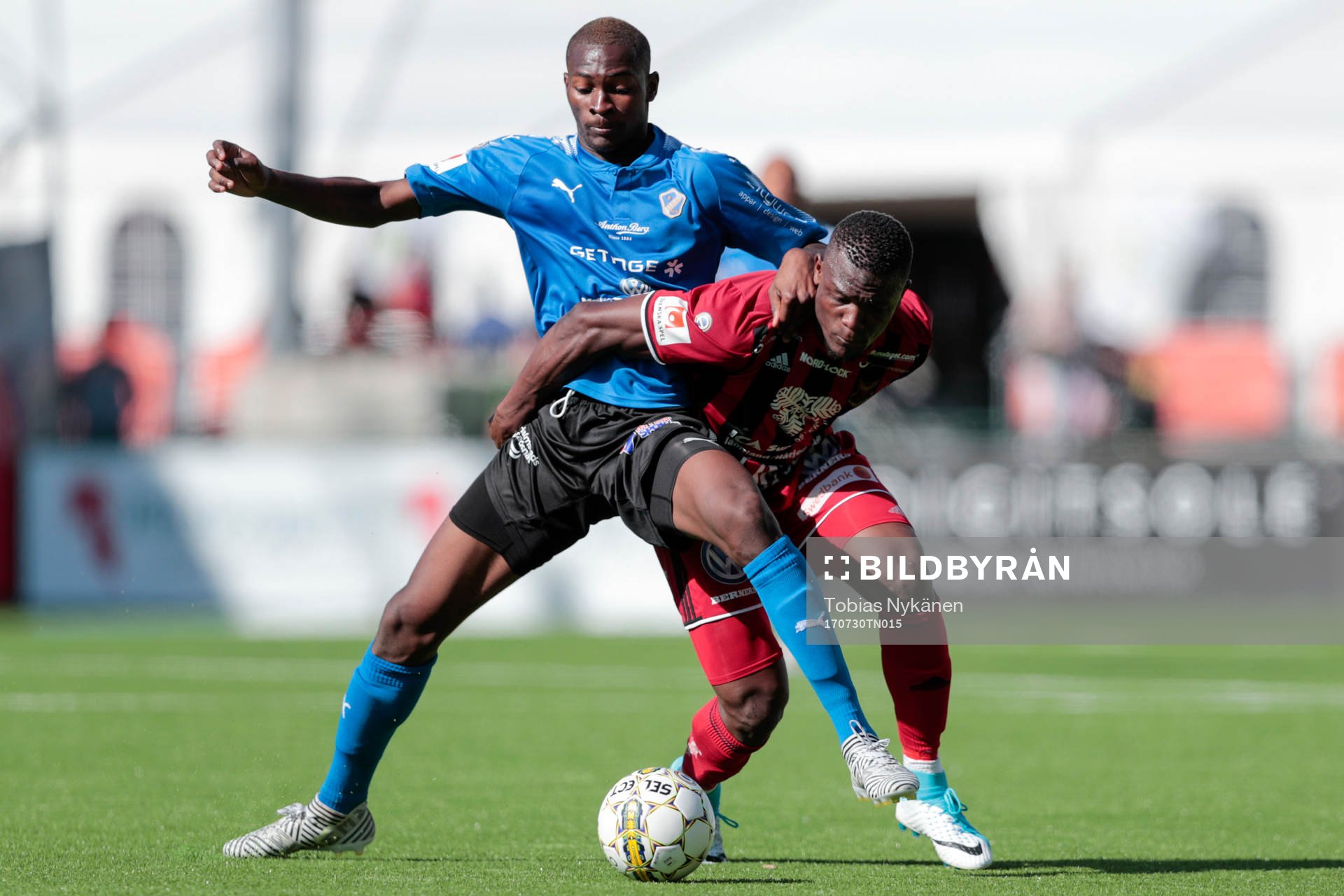 Halmstads Aboubakar Keita i kamp om bollen med Östersunds Salisu Abdullahi Gero under fotbollsmatchen i Allsvenskan mellan Östersund och Halmstad den 30 juli 2017 i Östersund.