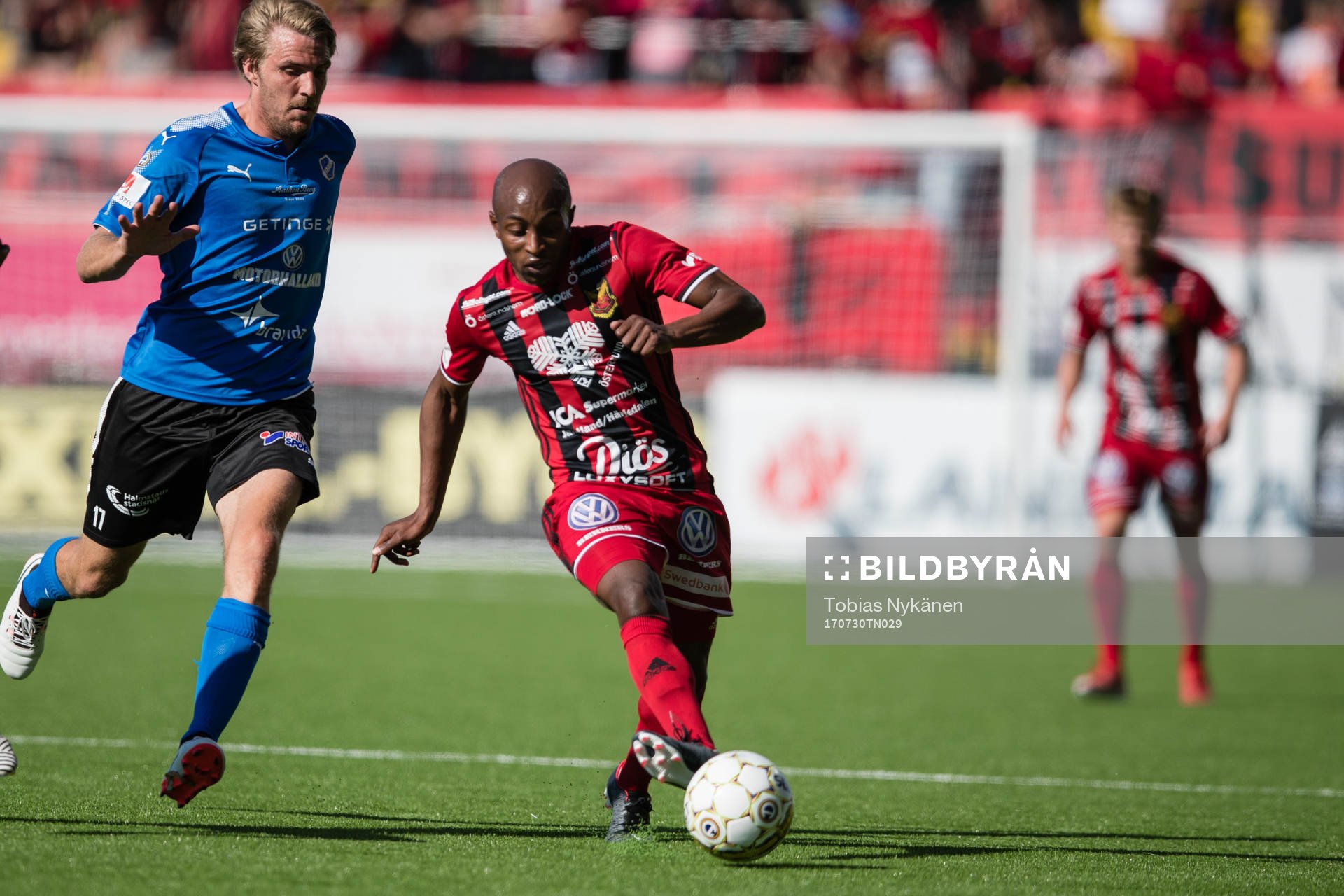 Östersunds Samuel Mensiro mot Halmstads Johan Oremo under fotbollsmatchen i Allsvenskan mellan Östersund och Halmstad den 30 juli 2017 i Östersund.
