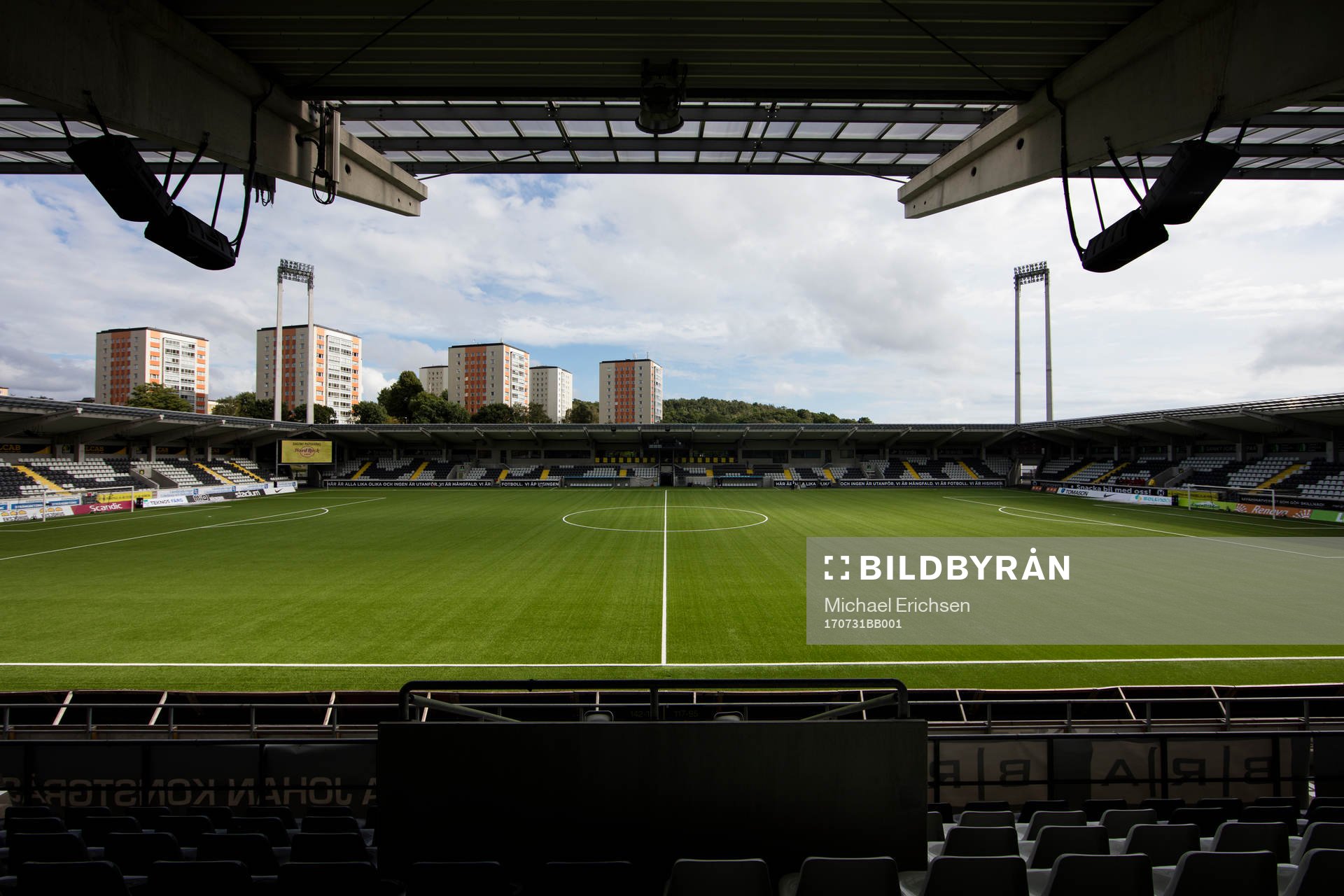 Bravida Arena exteriört innan fotbollsmatchen i