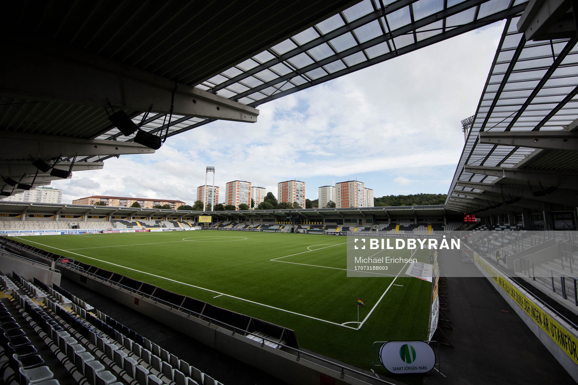 Bravida Arena exteriört innan fotbollsmatchen i
